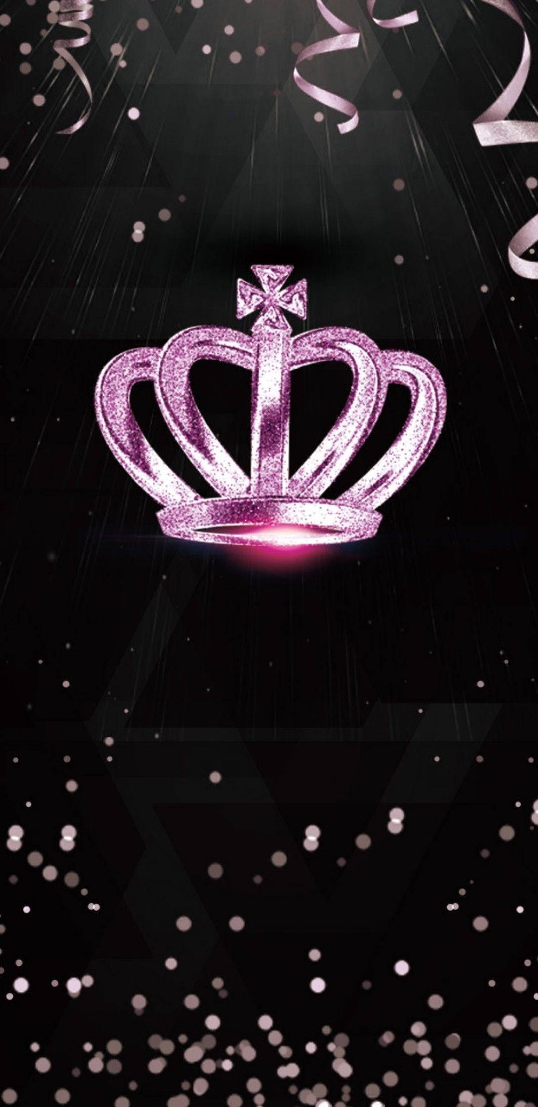 queen girly 桌布 壁紙 — 一頂閃閃發光的粉紅色皇冠在深色幾何背景上，飄浮在落下的五彩紙屑和閃光之中。