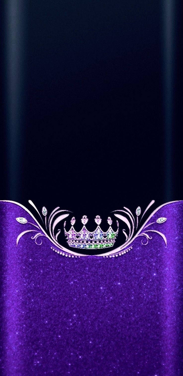 queen girly 桌布 壁紙 — 一頂閃閃發光的紫色皇冠，飾有彩色寶石，放在閃閃發光的紫色背景上，背景是深藍色漸變。