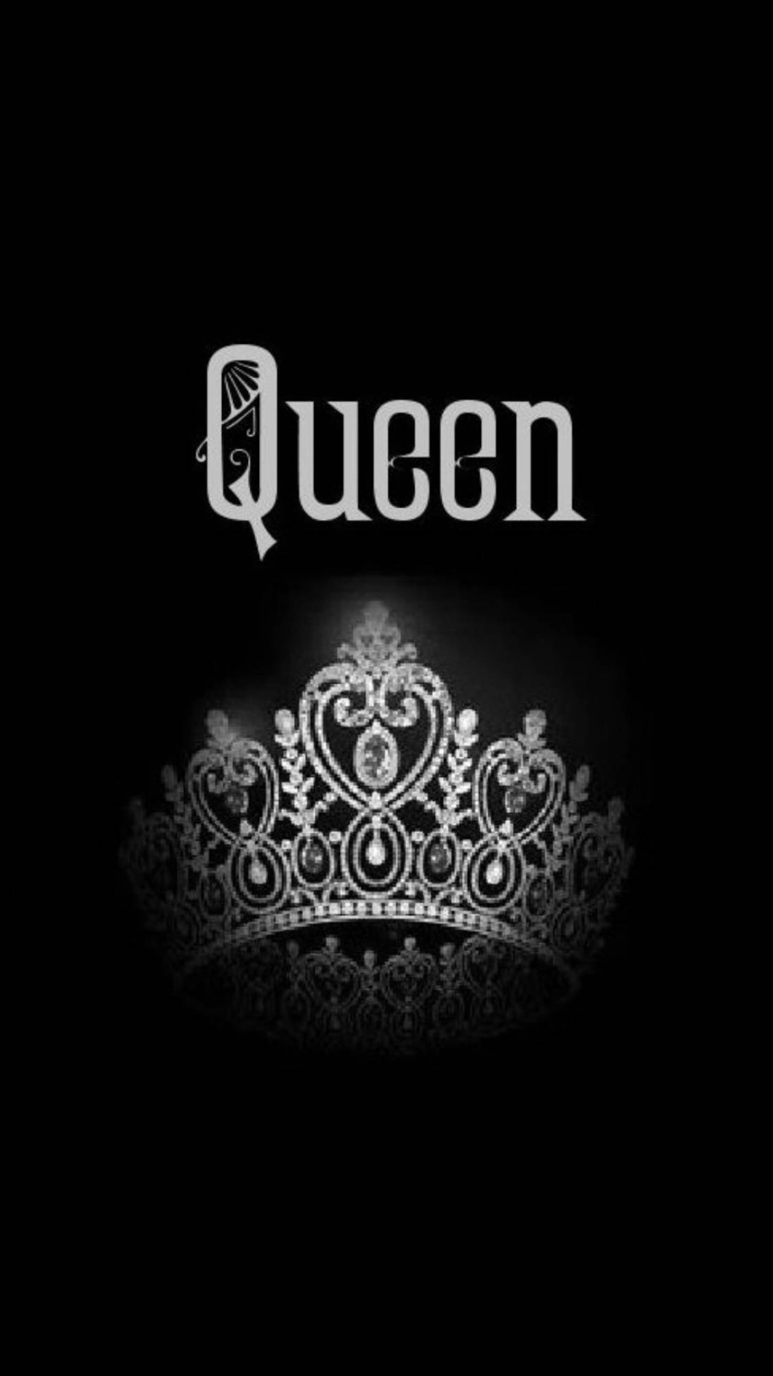 Black Queen 桌布 壁紙 — 一頂閃閃發光的華麗頭飾，上面以優雅字體寫著 Queen 一字，在純黑背景襯托下熠熠生輝。