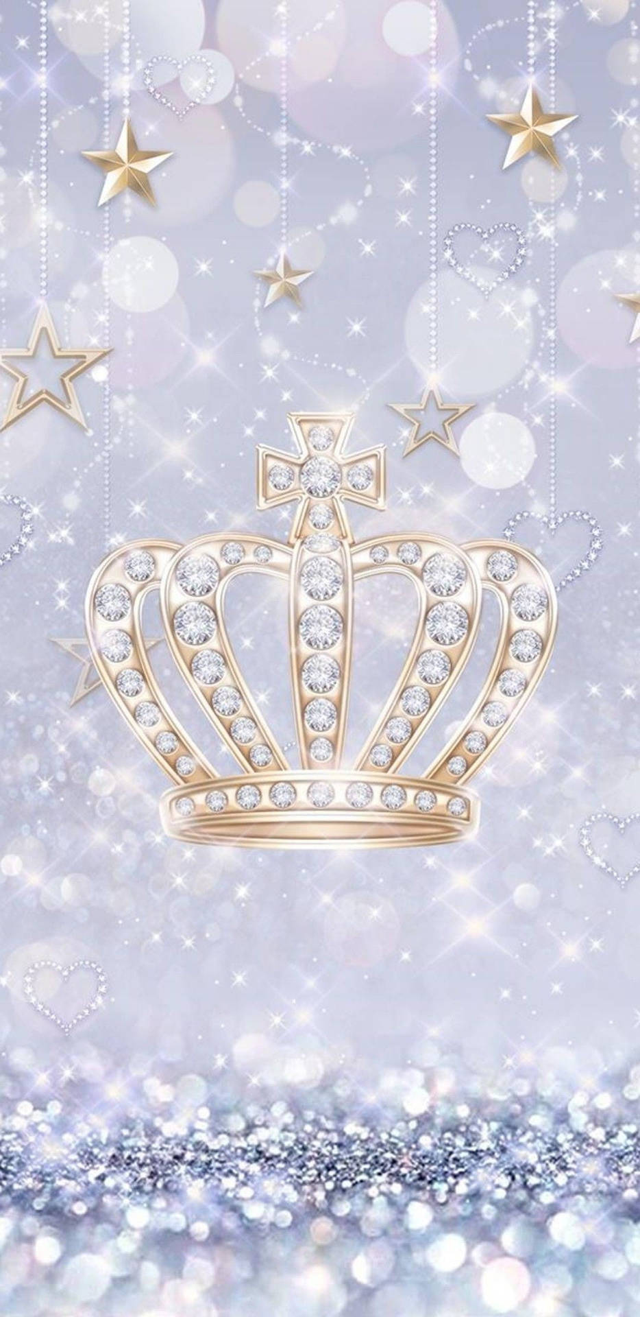 queen girly 桌布 壁紙 — 一頂閃閃發光的金皇冠，鑲嵌著鑽石，懸掛在閃爍的星星和心形之間，背景是閃亮的銀色。