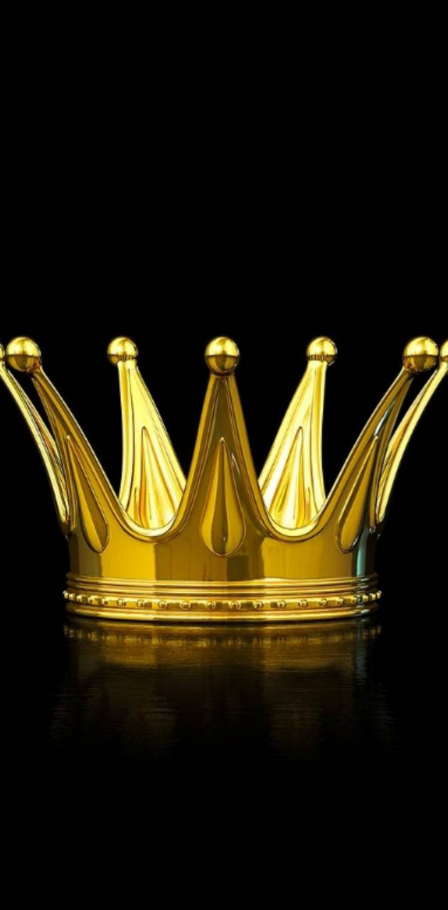 King And Queen 桌布 壁紙 — 一頂閃閃發光的金色皇冠，帶有五個尖刺，放置在反射黑色表面上，背景為深色。
