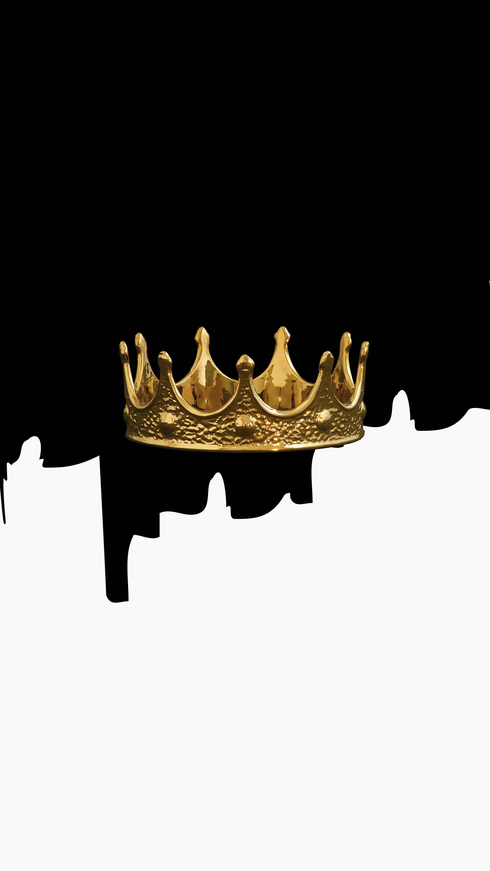 Crown 桌布 壁紙 — 一頂閃閃發光的金色皇冠，帶有紋理細節，居中放置在帶有滴漆效果的鮮明黑白背景上。