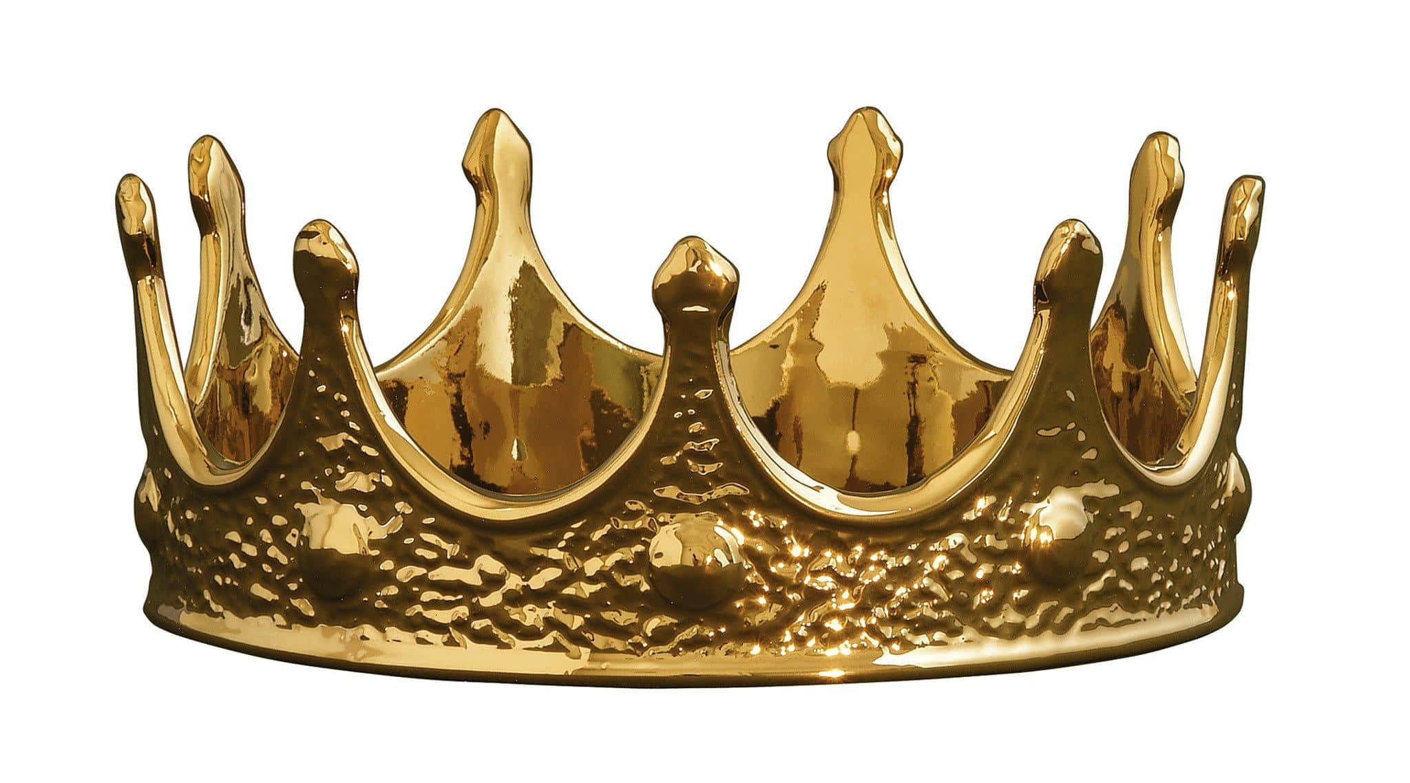 Crown 桌布 壁紙 — 一頂閃閃發光的金色皇冠，帶有紋理底座和反光尖刺，孤立地立在純白色背景上。