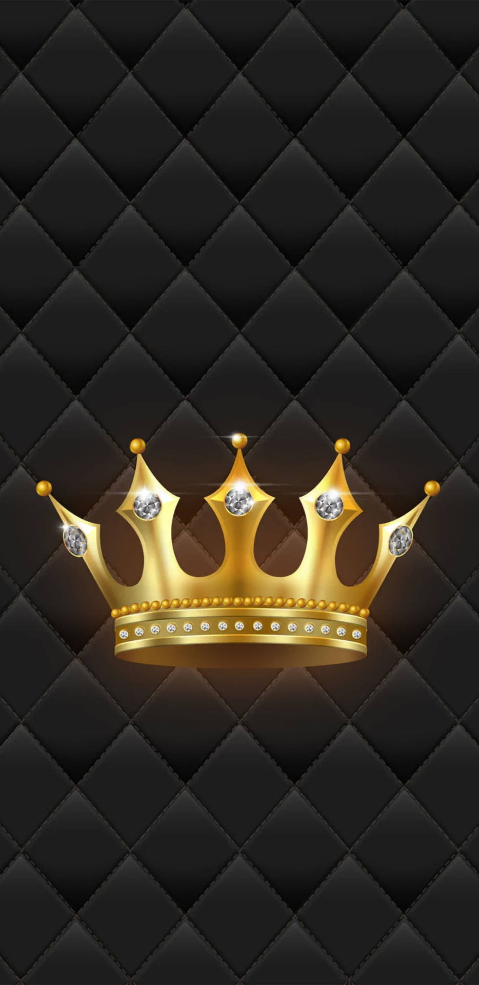queen girly 桌布 壁紙 — 一頂閃閃發光的黃金王冠，鑲嵌鑽石，放置在奢華的黑色絎縫背景上。