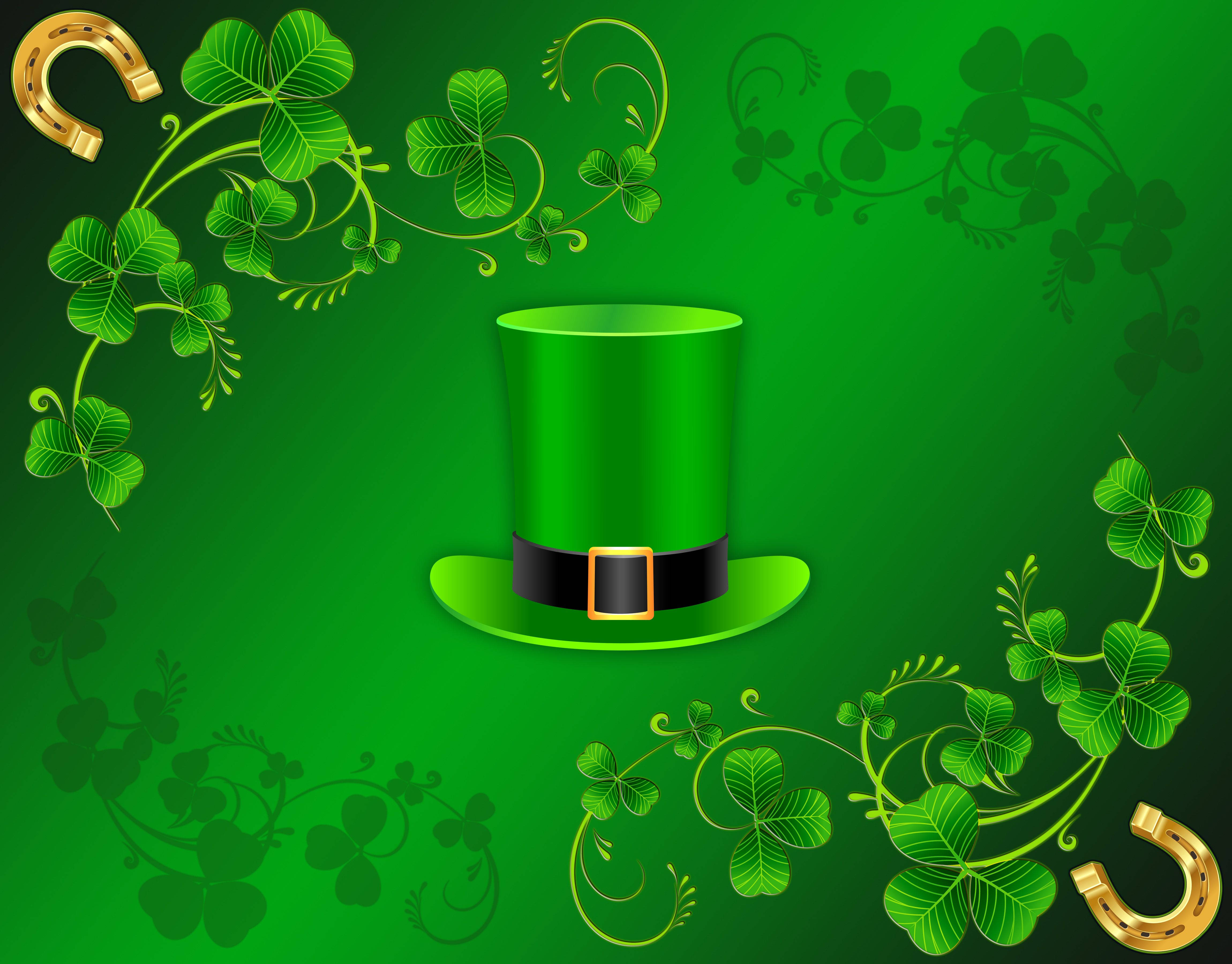 St Patrick's Day 桌布 壁紙 — 一頂鮮綠色妖精帽，中央有金色扣環，周圍環繞著旋轉的三葉草和馬蹄鐵，背景為漸變綠色。