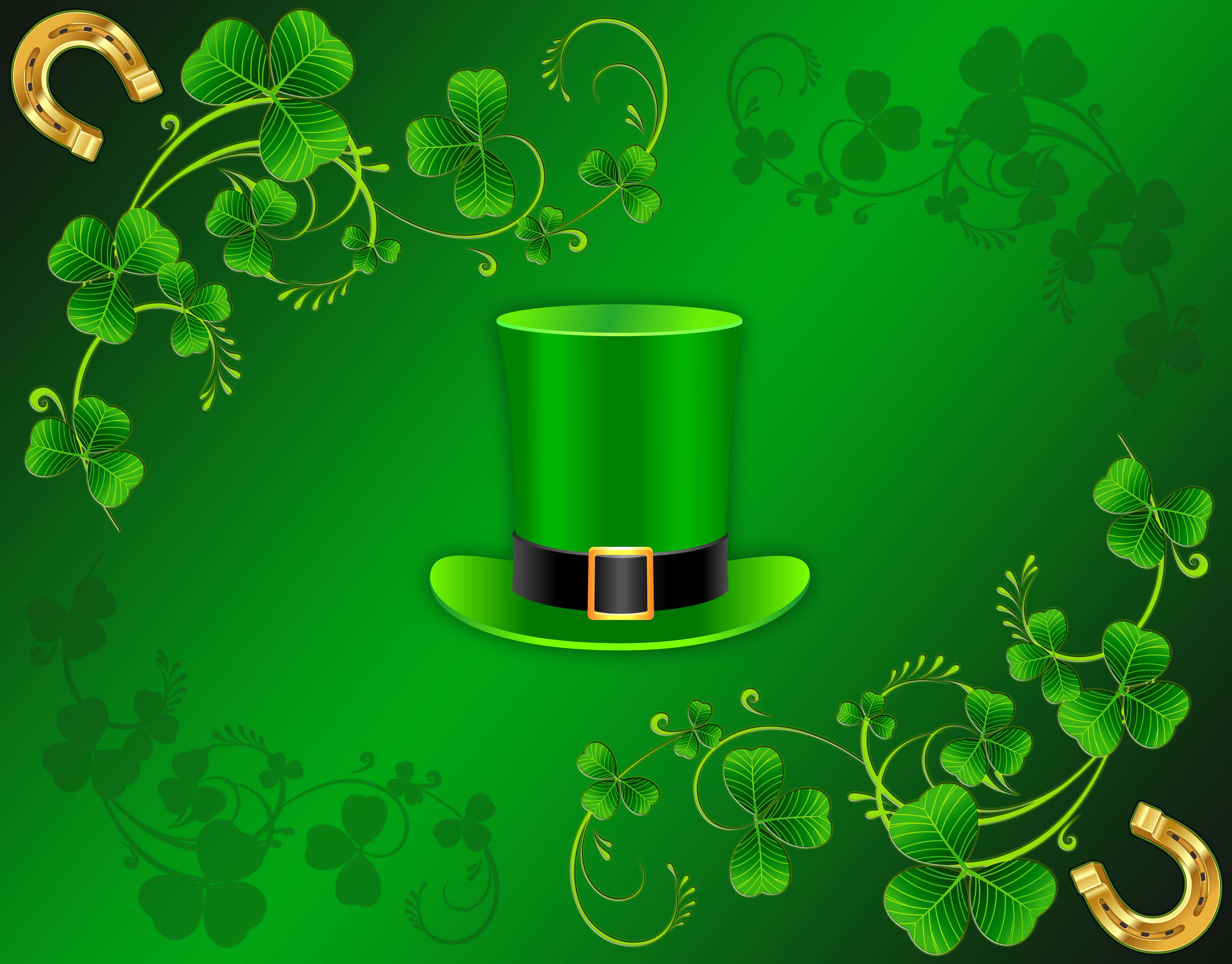 Saint Patricks Day 桌布 壁紙 — 一頂鮮綠色小妖精帽，中央有金色扣環，置於漸變綠色背景上，飾有酢漿草和金色馬蹄鐵。