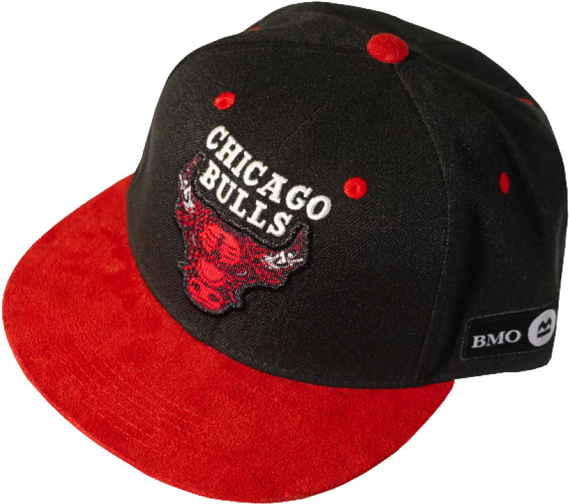 芝加哥公牛 桌布 壁紙 — 一頂黑紅色的芝加哥公牛隊 snapback 帽，帶有刺繡標誌和 BMO 徽章，背景為純白色。