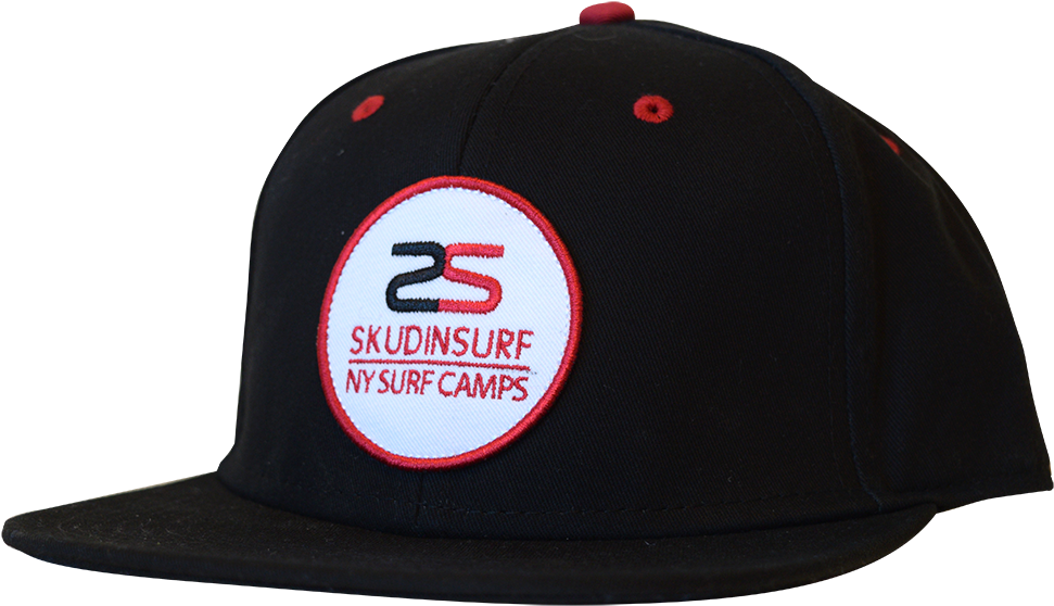 New York 桌布 壁紙 — 一頂黑色 snapback 帽，上面有紅色和白色刺繡補丁，寫著 '25 SKUDINSURF NY SURF CAMPS'，背景為深色。