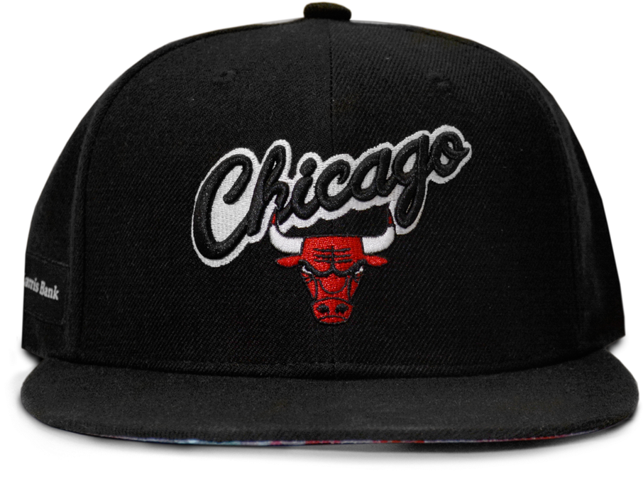 芝加哥公牛 桌布 壁紙 — 一頂黑色 snapback 帽，正面有紅色芝加哥公牛隊標誌，搭配白色草寫文字，背景為純色。