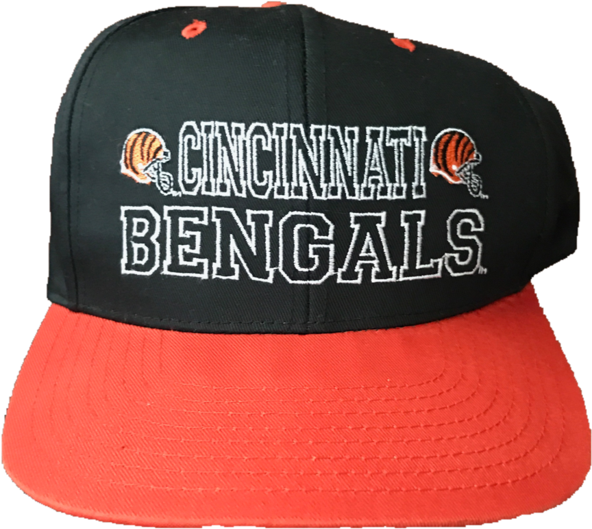 Cincinnati Bengals Logo 桌布 壁紙 — 一頂黑色和橙色的辛辛那提孟加拉虎隊 snapback 帽，帶有刺繡球隊標誌和粗體白色字樣。