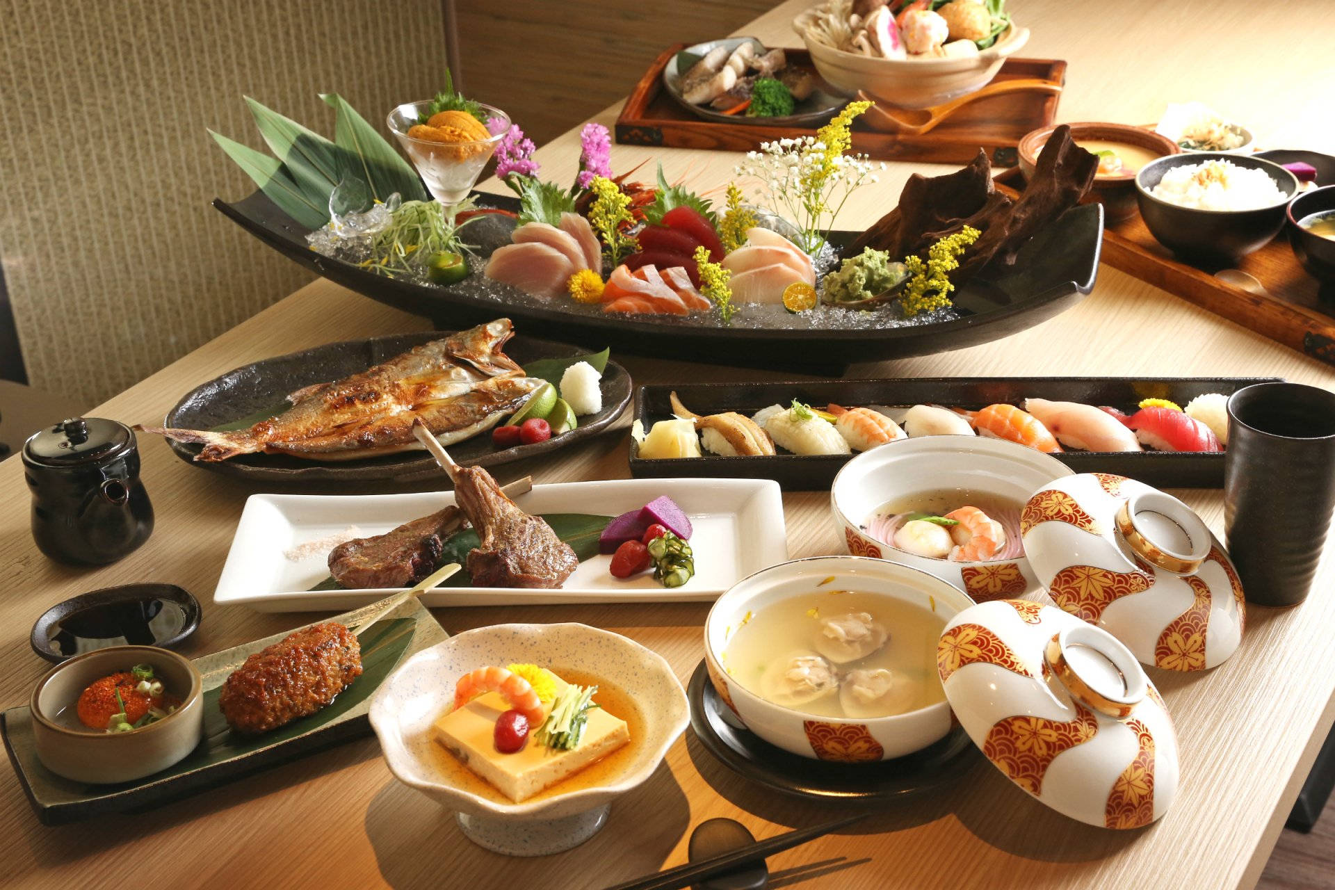 Seafood 桌布 壁紙 — 一頓奢華的日本懷石料理，藝術地擺放在木桌上，包括刺身、烤魚、壽司、湯和裝飾性陶瓷碗。
