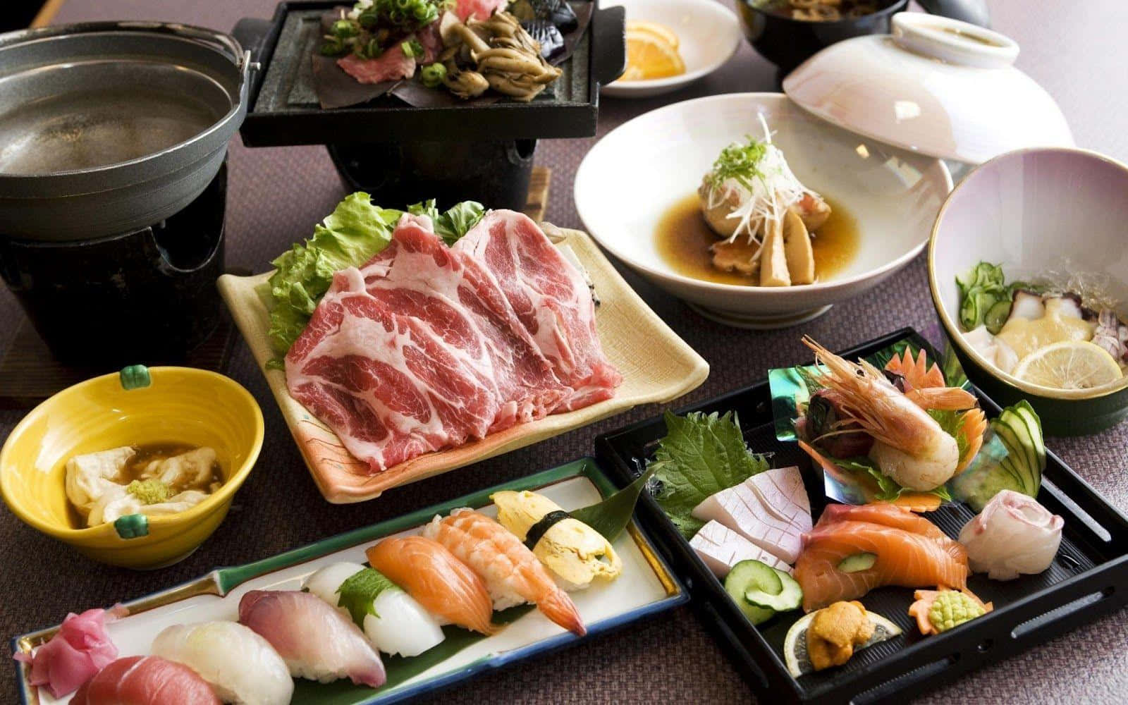 烹飪 桌布 壁紙 — 一頓豐盛的日本懷石料理，包括刺身壽司、生牛肉和各種美食，擺放在深色桌子上。
