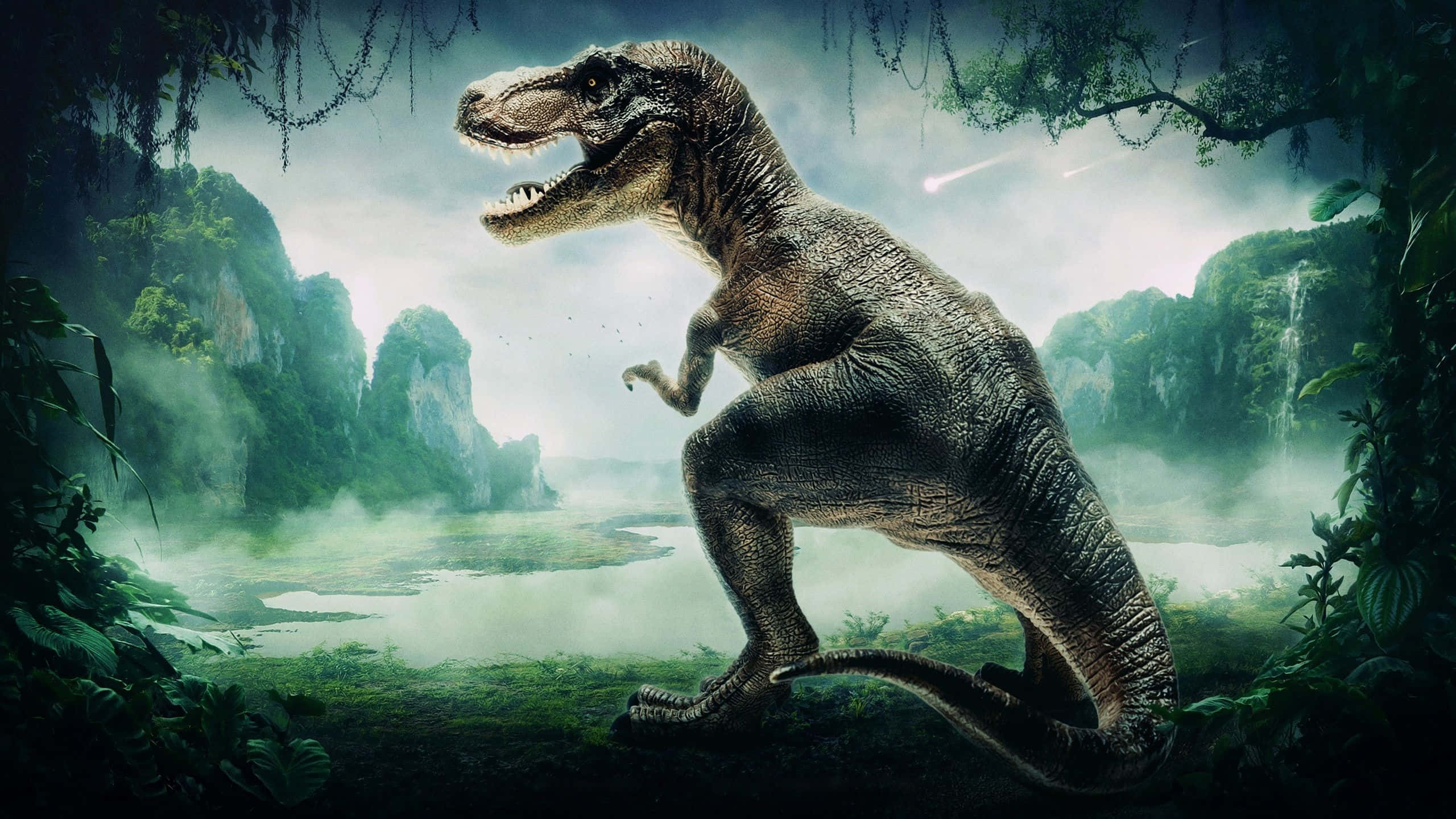 Cool Dinosaur 桌布 壁紙 — 一頭咆哮的暴龍站在霧氣瀰漫的史前叢林中，背後是高聳的懸崖和河流。