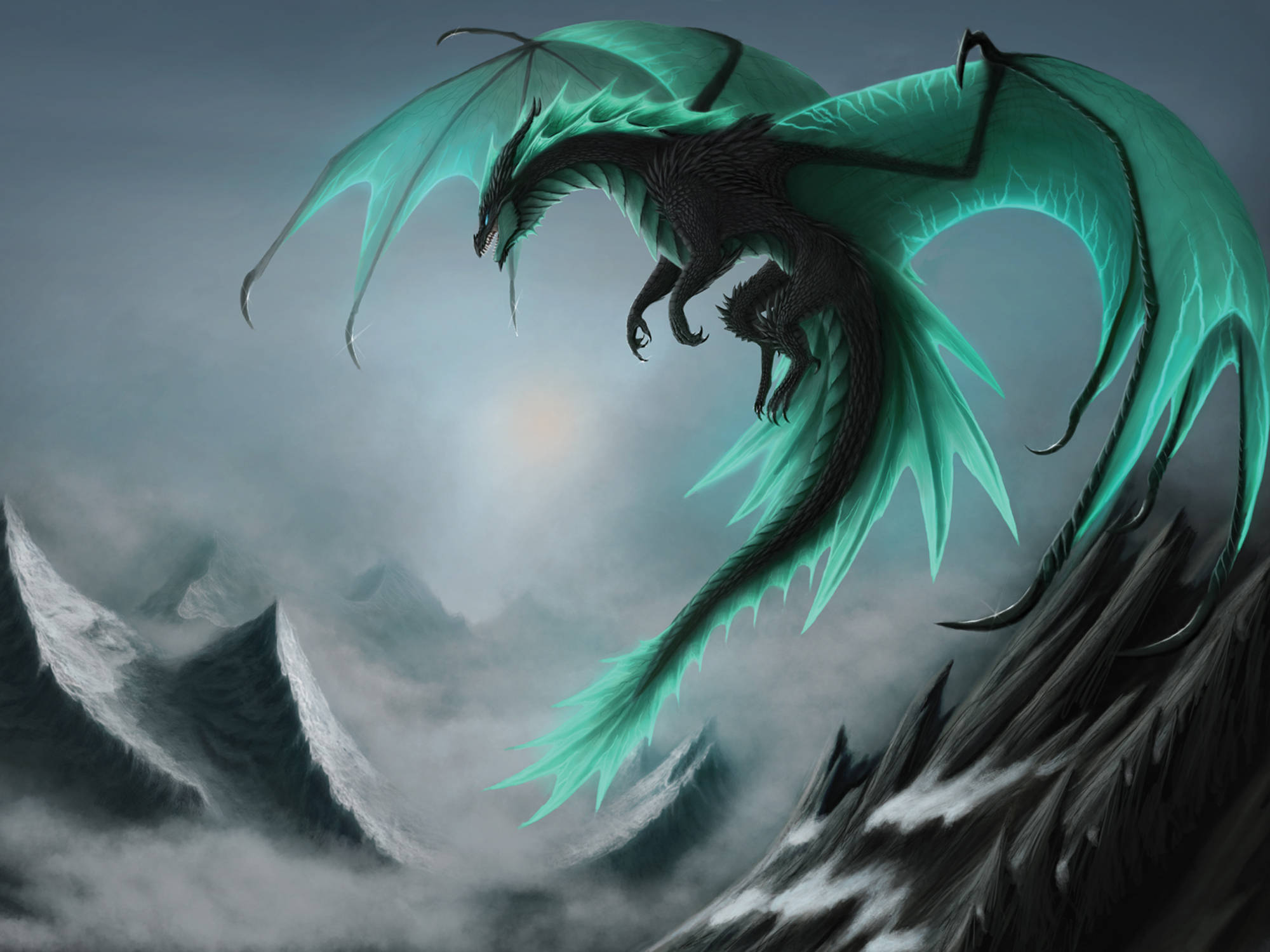 Green Dragon 桌布 壁紙 — 一頭威嚴的黑龍，閃爍著青綠色的翅膀，在霧氣瀰漫的黃昏天空下翱翔於積雪的山峰之上。