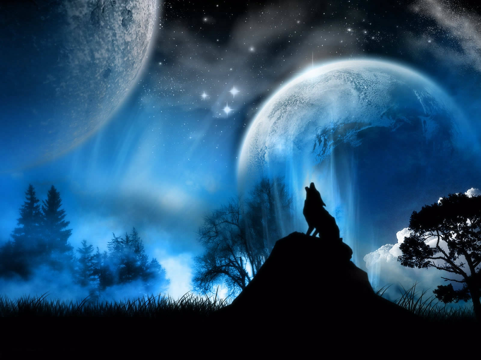 狼 桌布 壁紙 — 一頭孤狼在岩石山丘上，在星空下對著兩輪發光的月亮和空靈的藍光嚎叫。