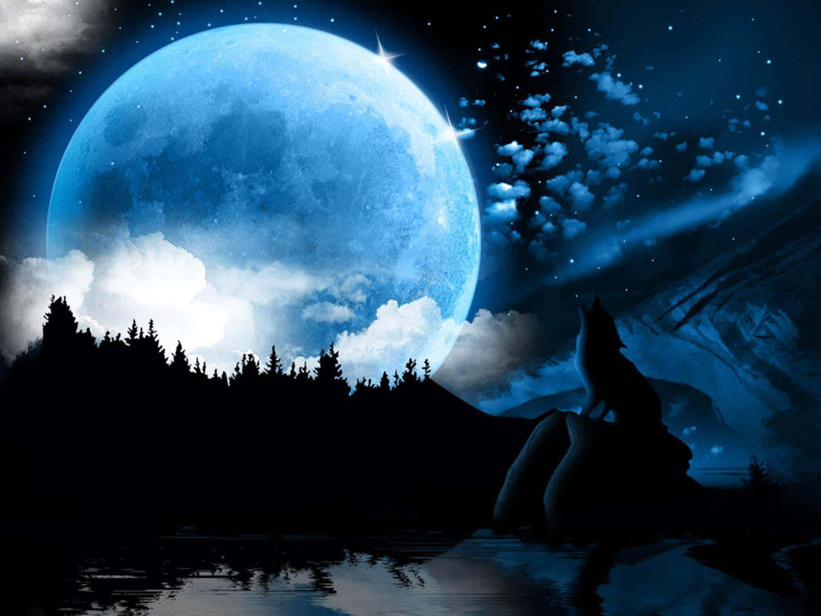 Moonlight 桌布 壁紙 — 一頭孤獨的狼在岩石露頭上嚎叫，下方是巨大的藍色月亮，月光映照在平靜的湖面上，周圍是森林的剪影。