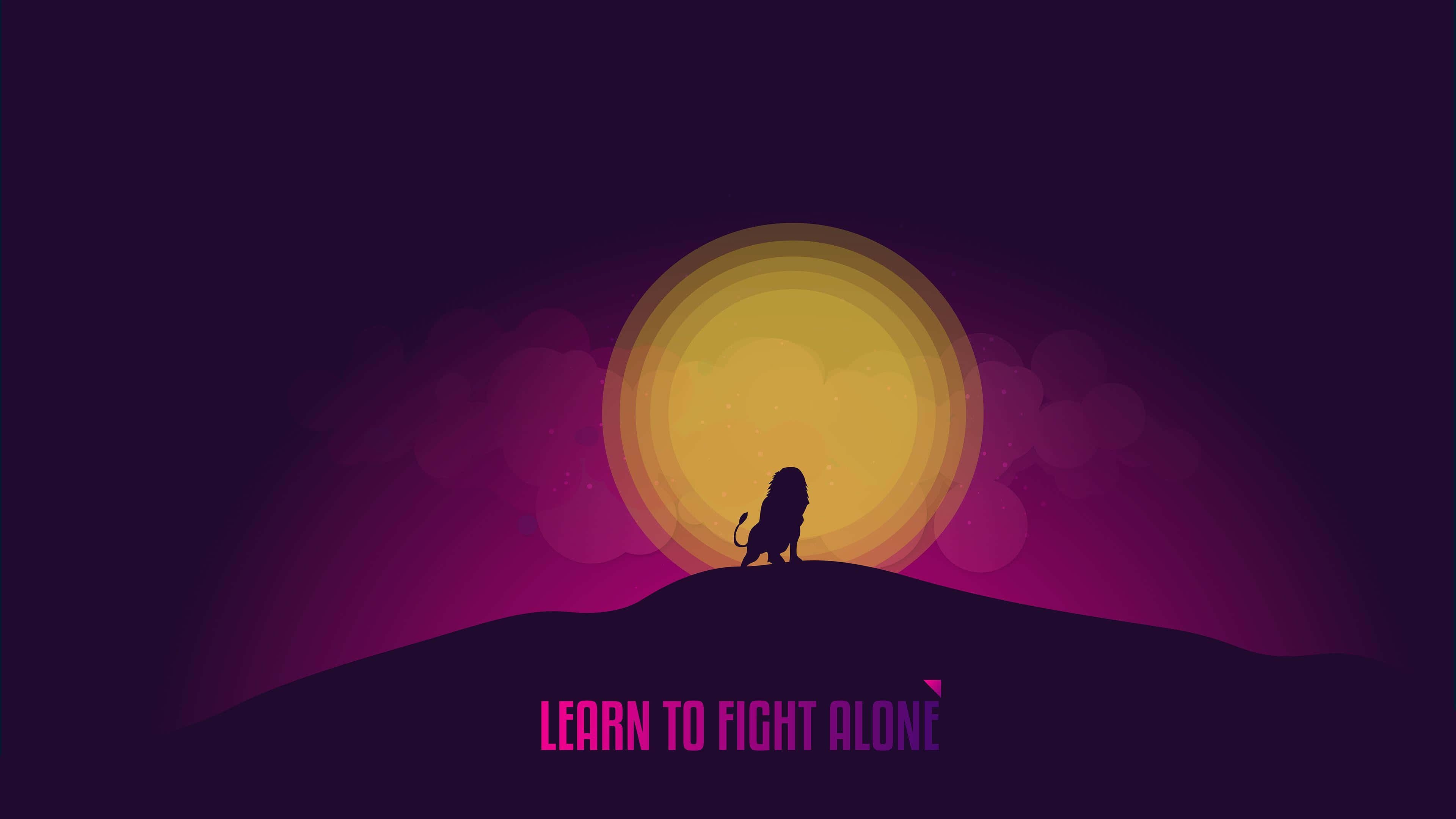 Minimalist Quote 桌布 壁紙 — 一頭孤獨的獅子剪影站在山頂上，背景是充滿活力的紫色和黃色日落，下方有勵志文字。