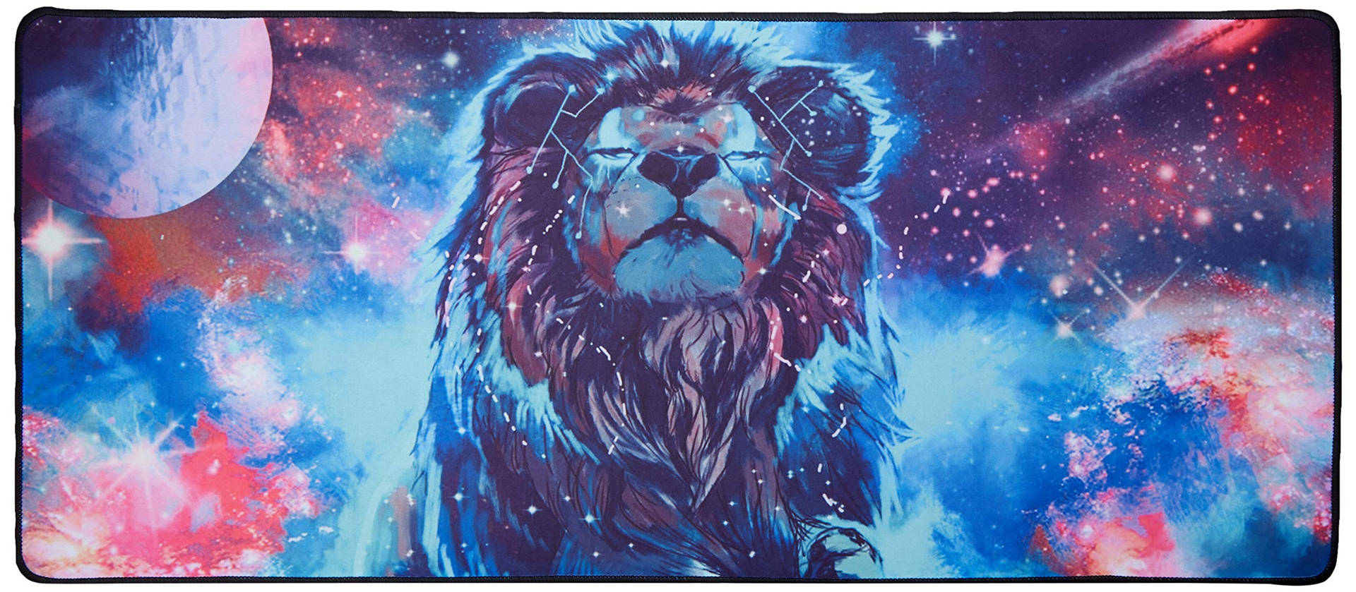 一頭擁有星鬃的獅子站在充滿星星和行星的彩色宇宙星雲中。 — 銀河獅子 壁紙