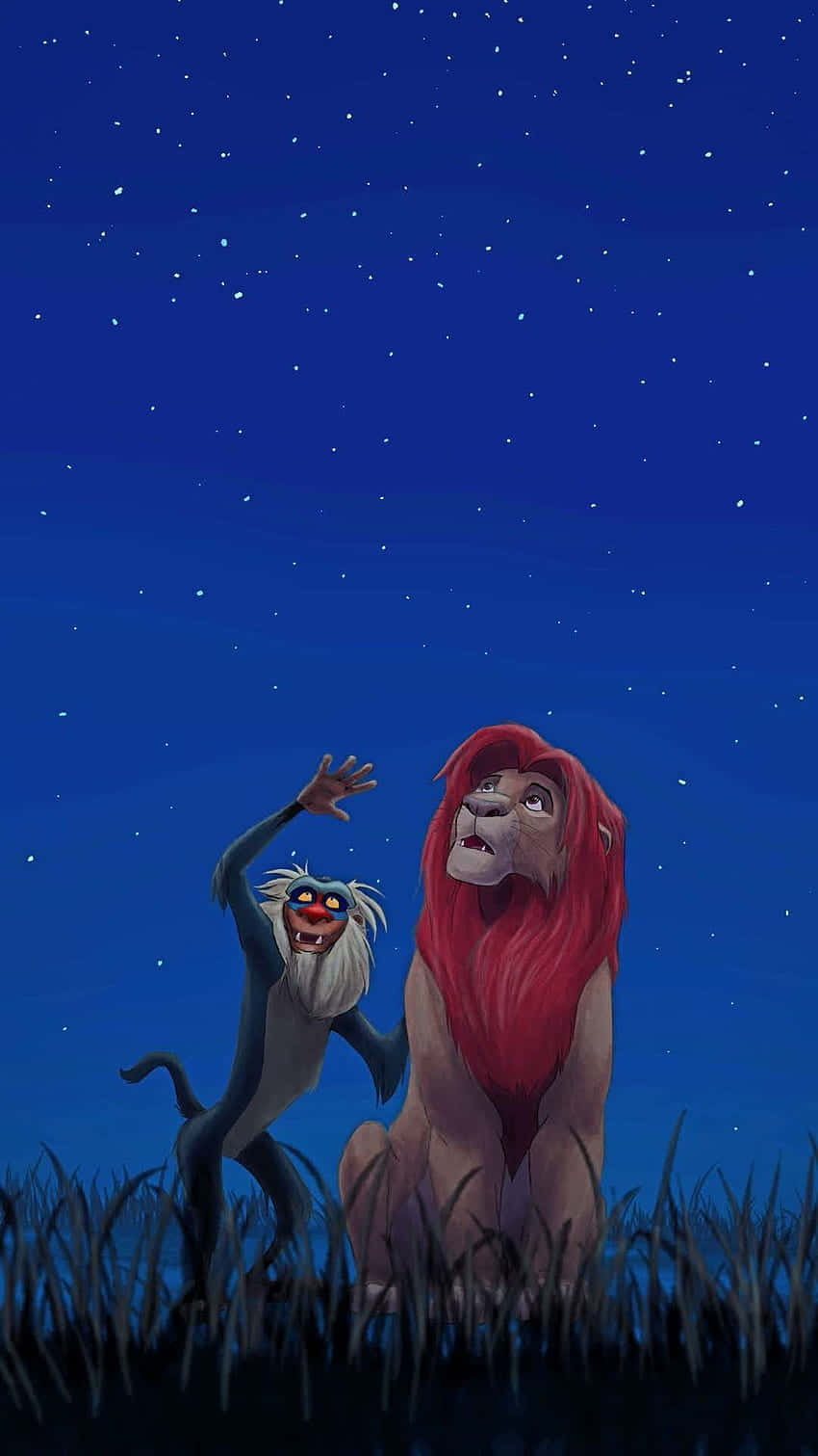 Lion King Scar 桌布 壁紙 — 一頭獅子和一隻猴子在深藍色的天空下，從高高的草叢中仰望星空。