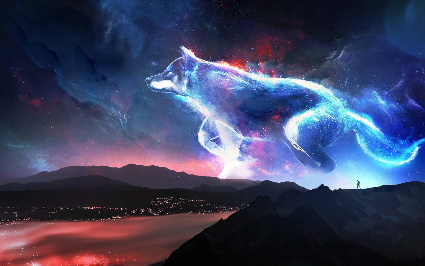 藍色狼 桌布 壁紙 — 一頭發光的宇宙狼在 vibrant 星雲天空下翱翔於山巒景觀之上，一個孤獨的身影從山頂觀望。