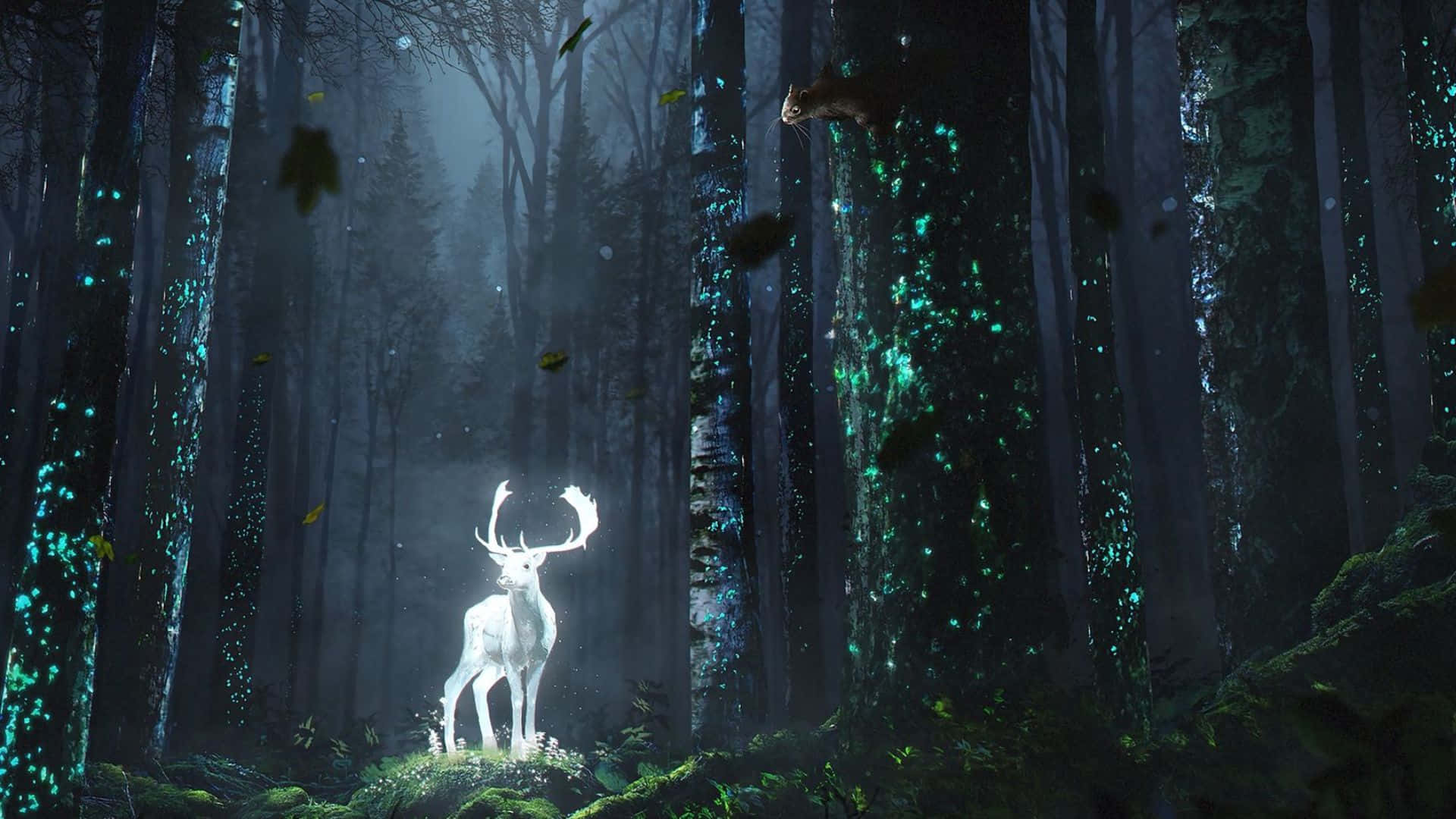 Beautiful Wildlife 桌布 壁紙 — 一頭發光的白色雄鹿站在神秘的森林中，發光的藍色粒子在霧濛濛的暮色天空下沿著樹幹傾瀉而下。