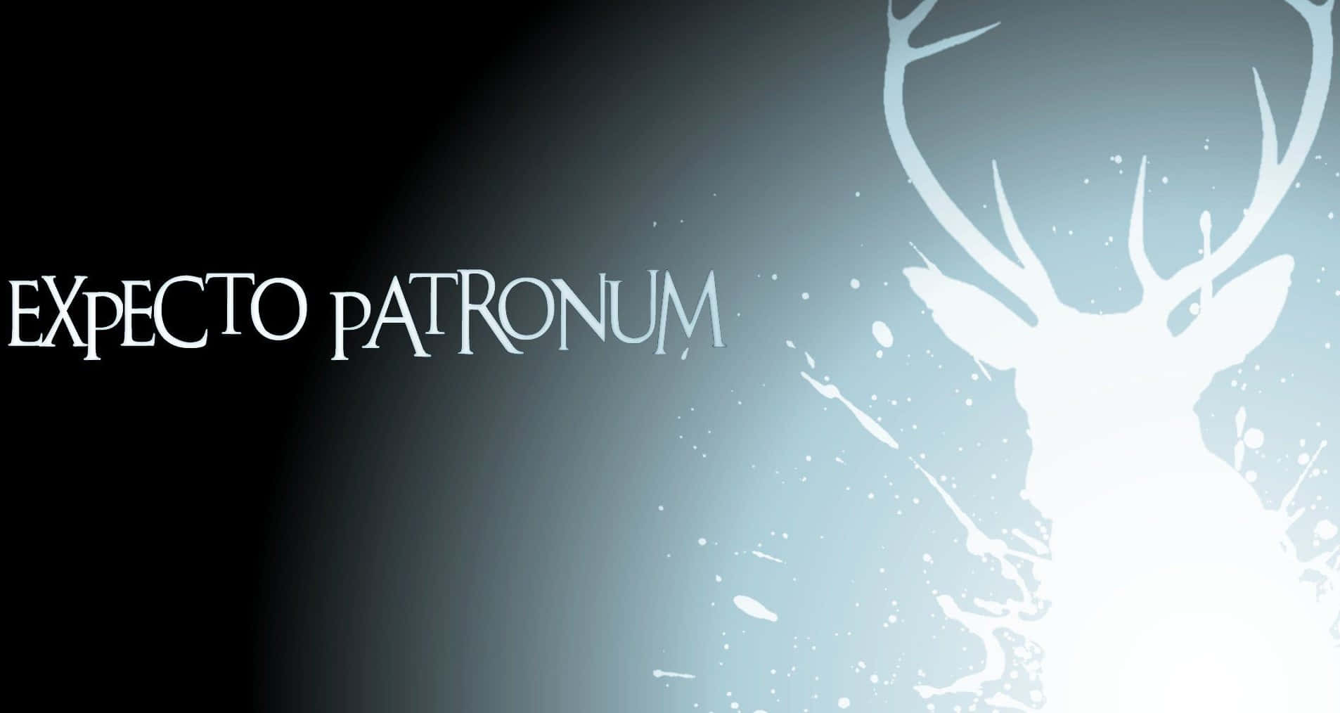 Patronus 桌布 壁紙 — 一頭發光的白色雄鹿護法從漸變藍色背景中浮現，咒語「EXPECTO PATRONUM」以優雅字體呈現。