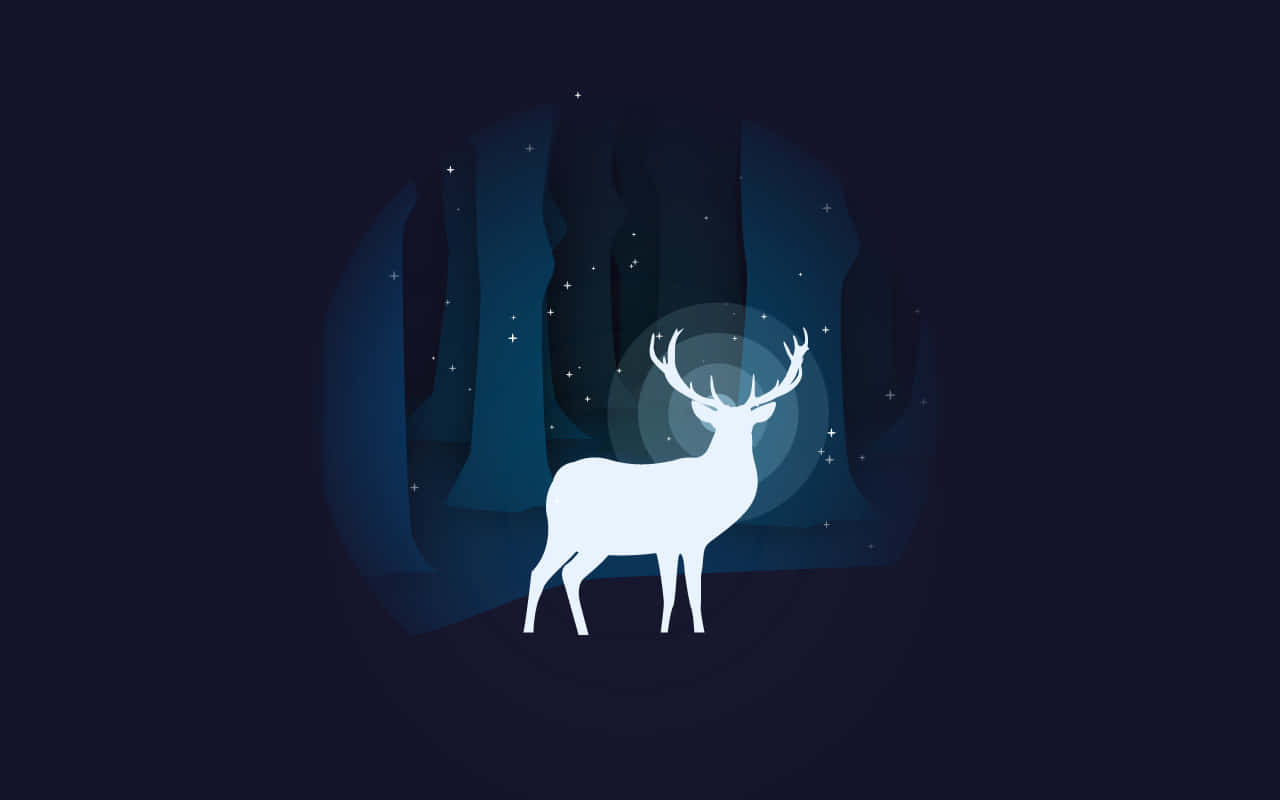 Patronus 桌布 壁紙 — 一頭發光的白色鹿剪影，站在星空夜幕下、帶有柔和藍光的黑暗森林中。