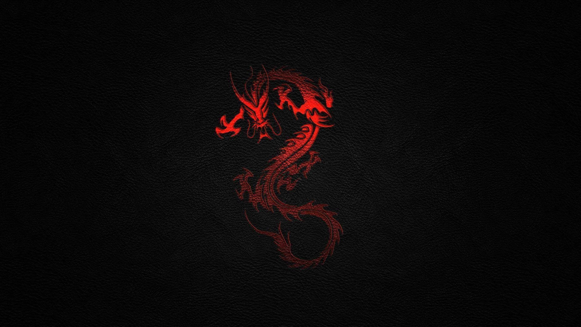 日式龍 桌布 壁紙 — 一頭發光的紅龍蝕刻在深色紋理皮革上，帶有複雜的鱗片和飄逸的鬃毛。