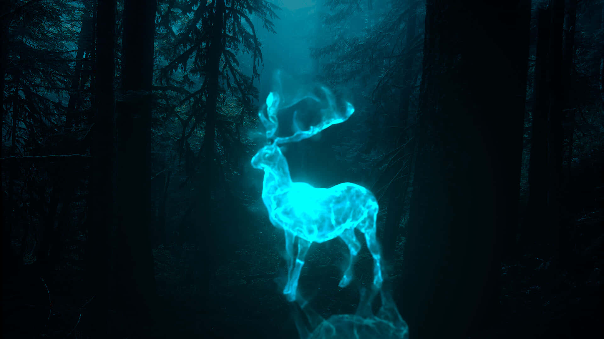 Patronus 桌布 壁紙 — 一頭發光的藍色幽靈鹿在黑暗霧氣瀰漫的森林中，聳立在高聳樹木之間，顯得空靈。