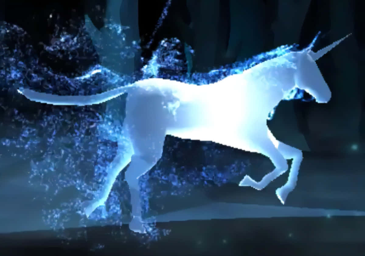 Patronus 桌布 壁紙 — 一頭發光的藍色獨角獸在黑暗的水中奔馳，閃爍的粒子跟隨其形態。