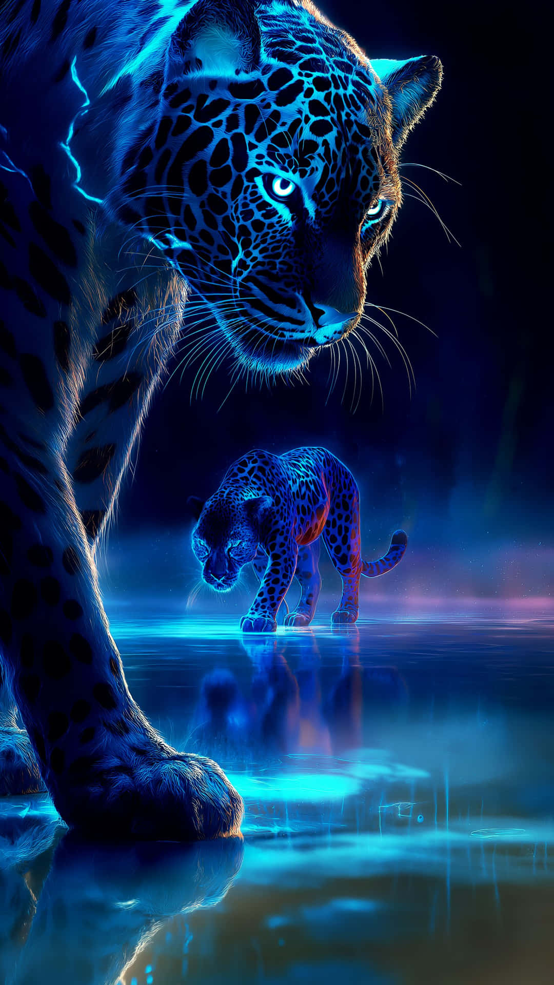 A majestic glowing blue jaguar observes its smaller counterpart in an ethereal neon landscape 壁紙 — 一頭發光的藍色霓虹美洲豹籠罩著一頭較小的美洲豹幼崽，在黑暗的天空下踏入反射的水中。
