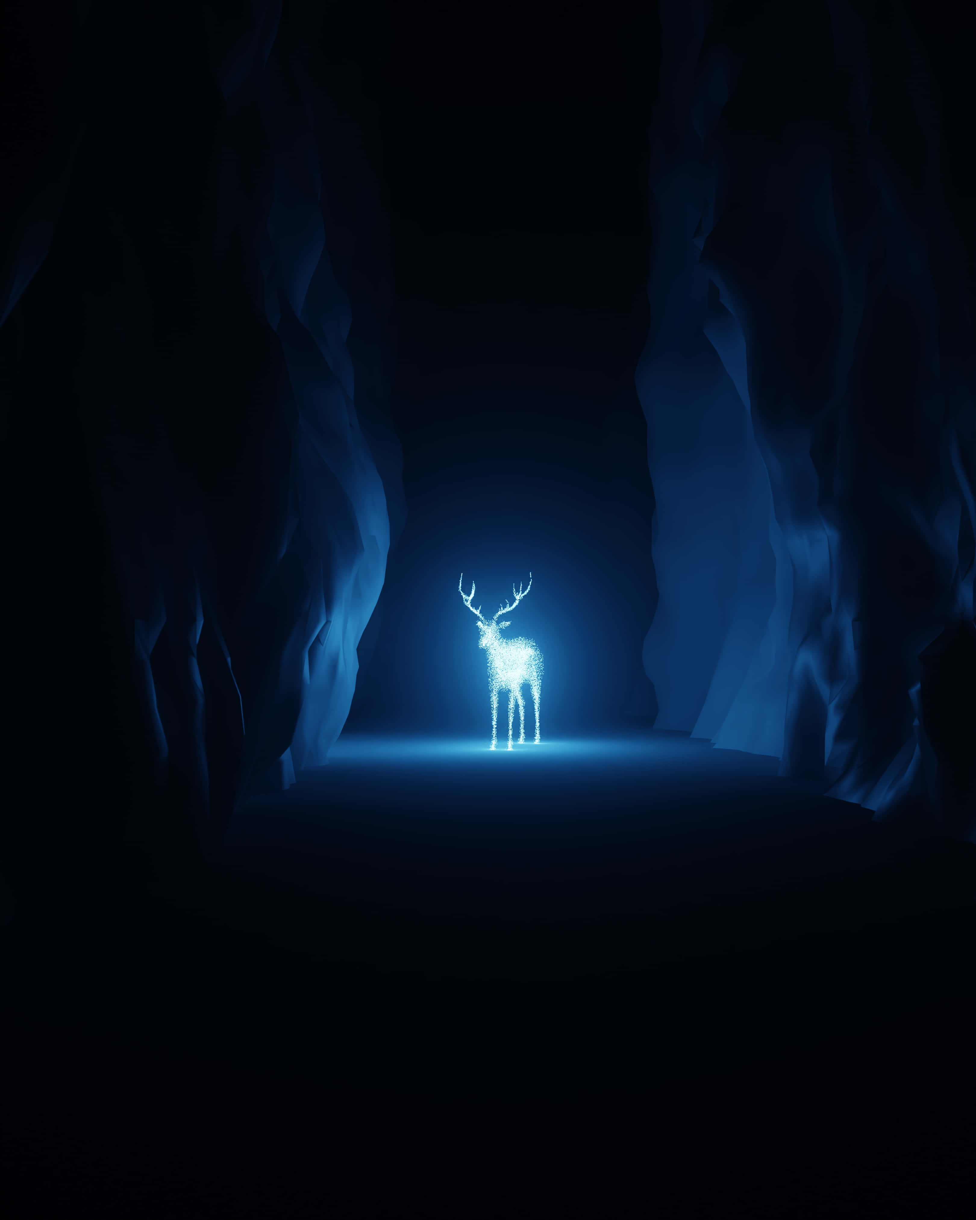 Patronus 桌布 壁紙 — 一頭發光的藍色鹿獨自站在黑暗洞穴的中心，被自身空靈的光芒照亮。