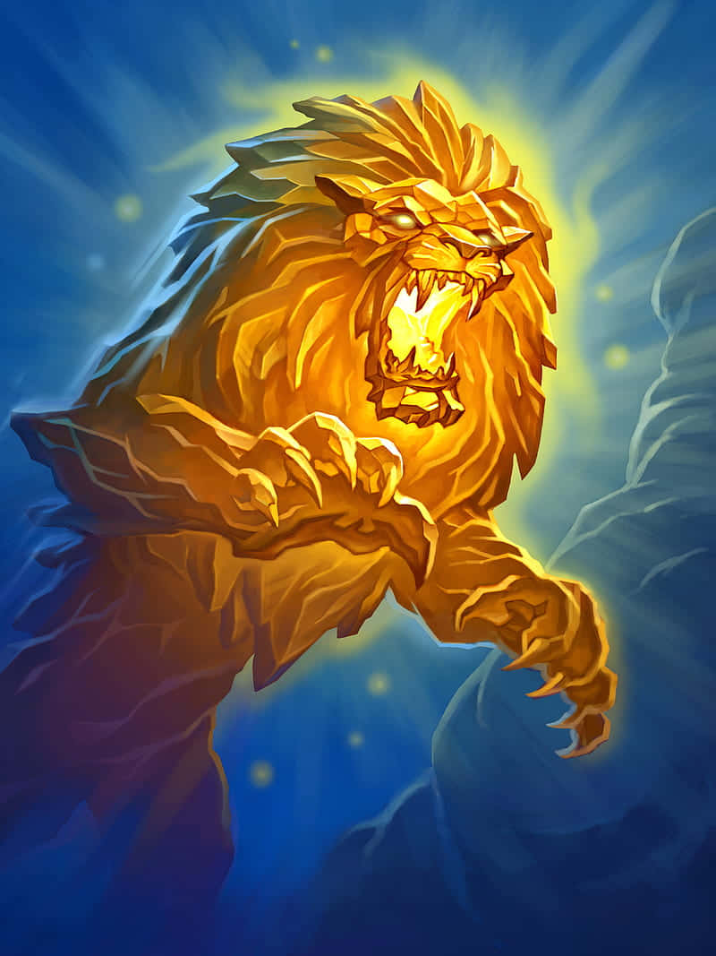 獅子 桌布 壁紙 — 一頭金色獅子，眼睛發光，利爪鋒利，對著帶有光線的燦爛藍色背景猛烈咆哮。