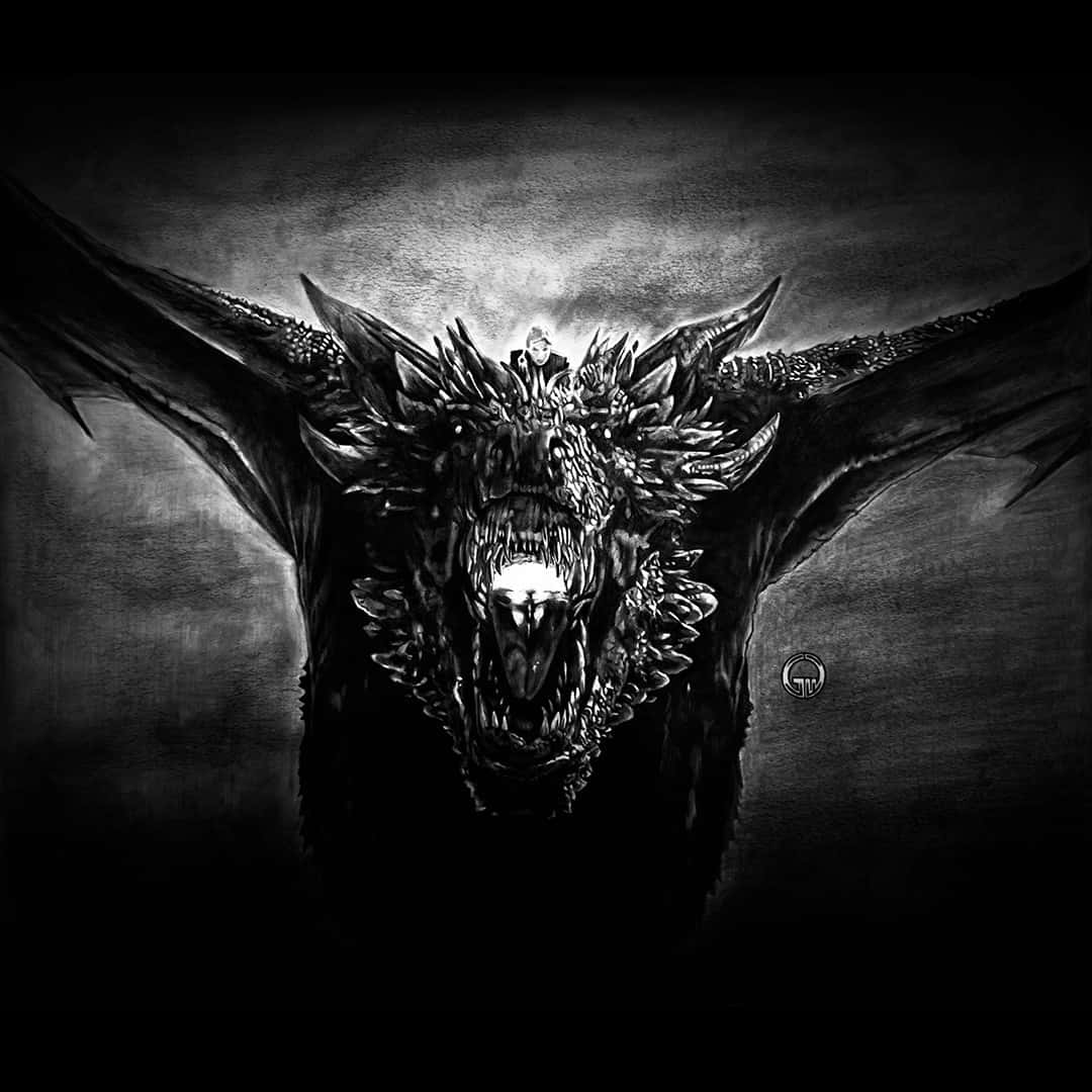 dracarys 桌布 壁紙 — 一頭長著尖刺翅膀、眼睛發光的巨龍，在黑暗暴風雨的天空下，俯視著牠背上的一個小小騎手。