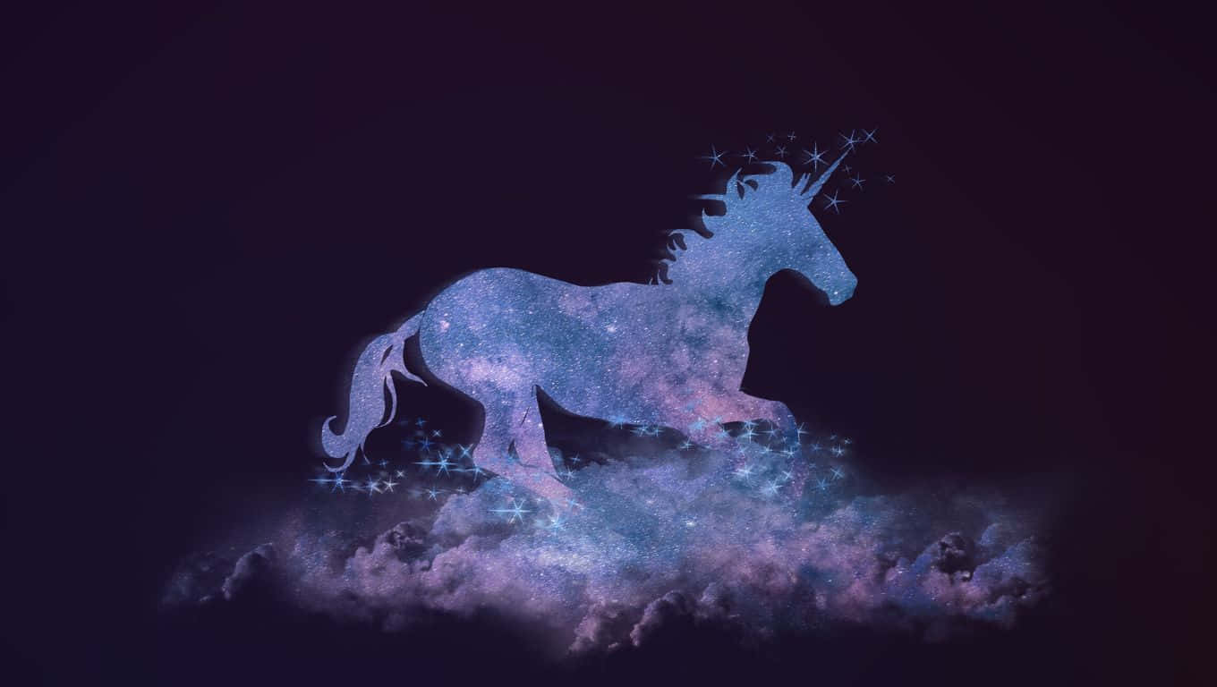 1360x768 桌布 壁紙 — 一頭閃閃發光的宇宙獨角獸在繁星點點的雲朵上奔騰，背景是深紫色的夜空。