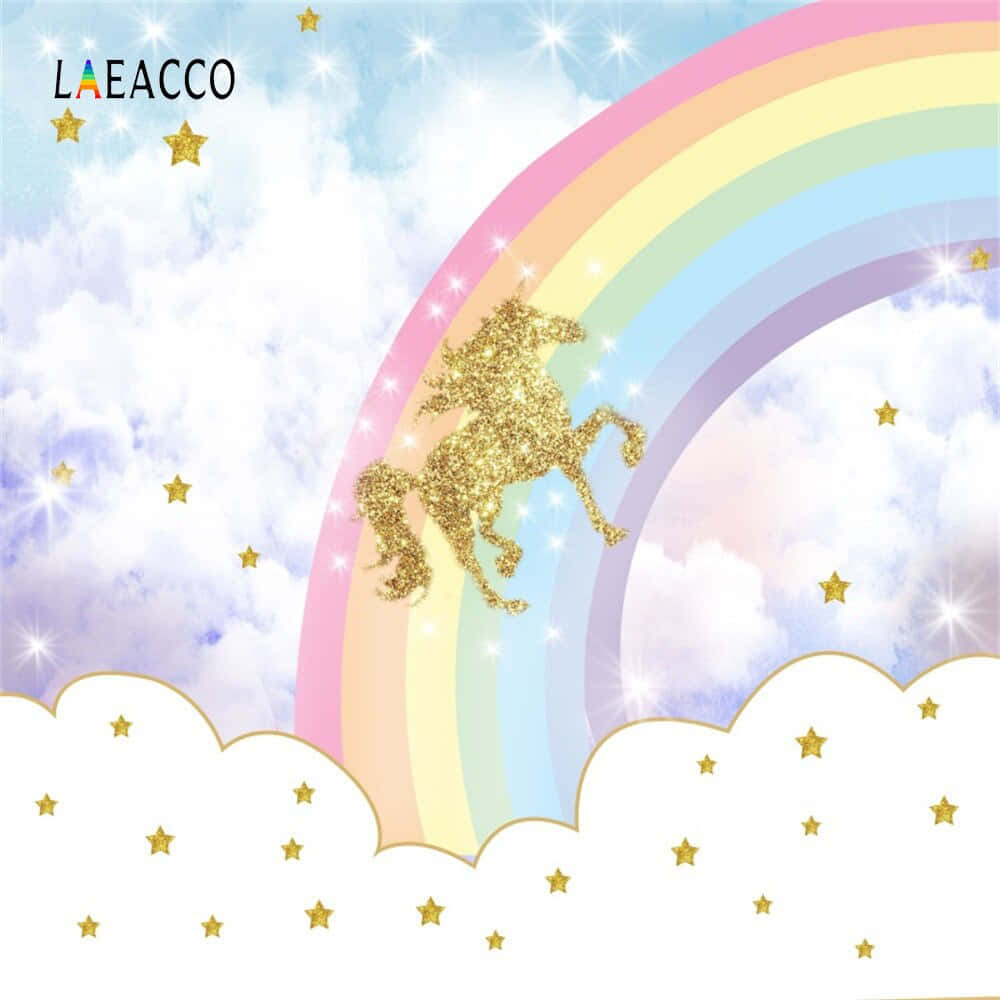 Unicorn Rainbow 桌布 壁紙 — 一頭閃閃發光的金色獨角獸優雅地跳過一道鮮豔的彩虹，彩虹拱在點綴著閃爍金星的蓬鬆雲朵上。