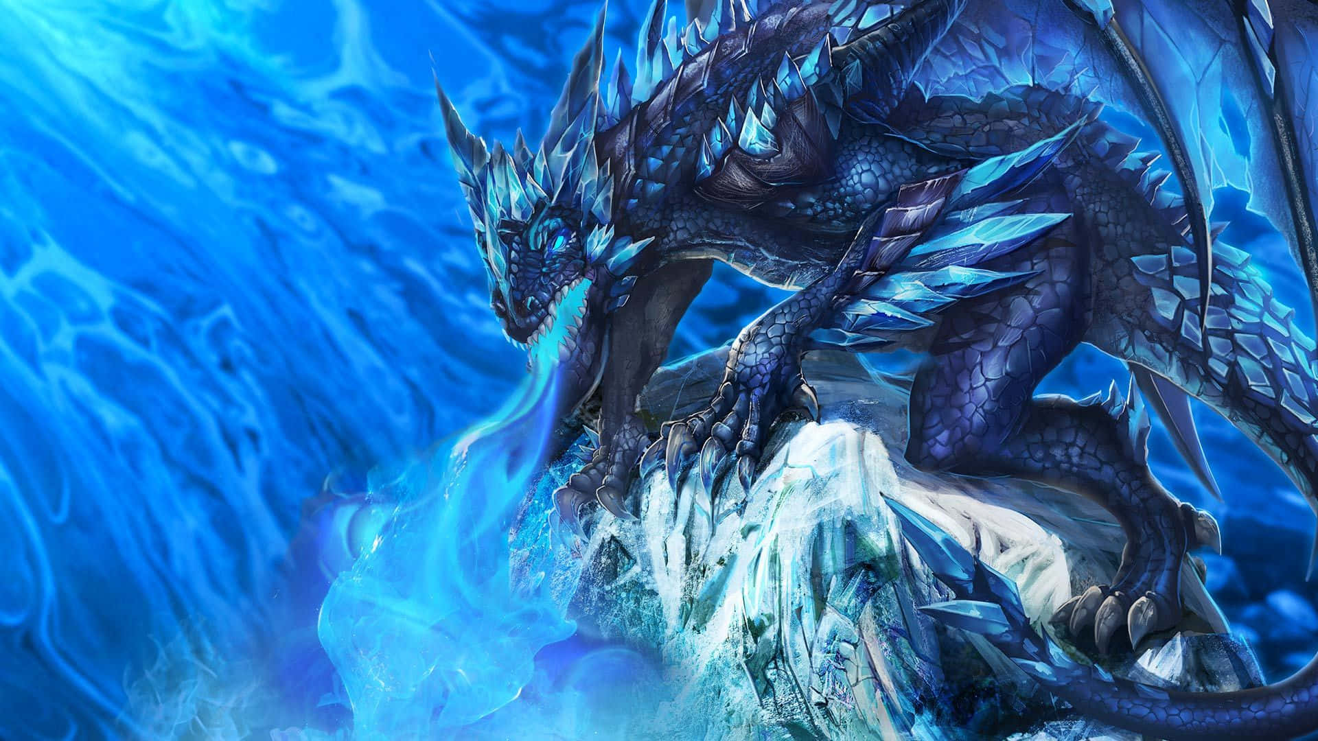 Mystical Dragon 桌布 壁紙 — 一頭雄偉的冰龍，閃耀著藍色鱗片，棲息在參差不齊的冰層上，對著旋轉的藍色背景噴吐寒霜。