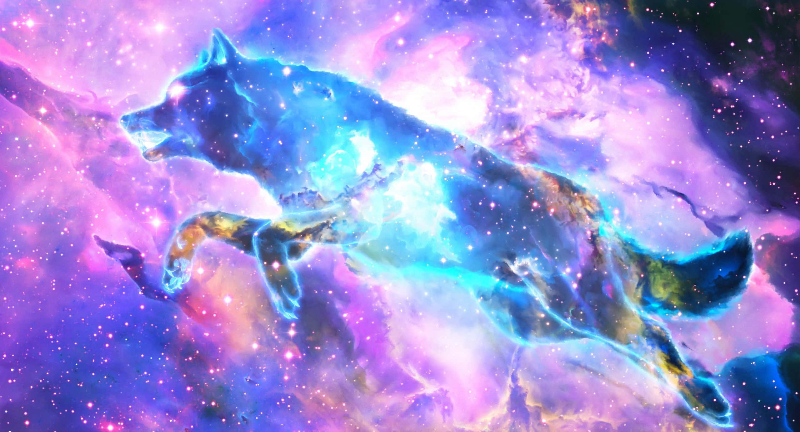 Galaxy Wolves 桌布 壁紙 — 一頭雄偉的狼奔馳過充滿電光藍和紫色的生動宇宙星雲。