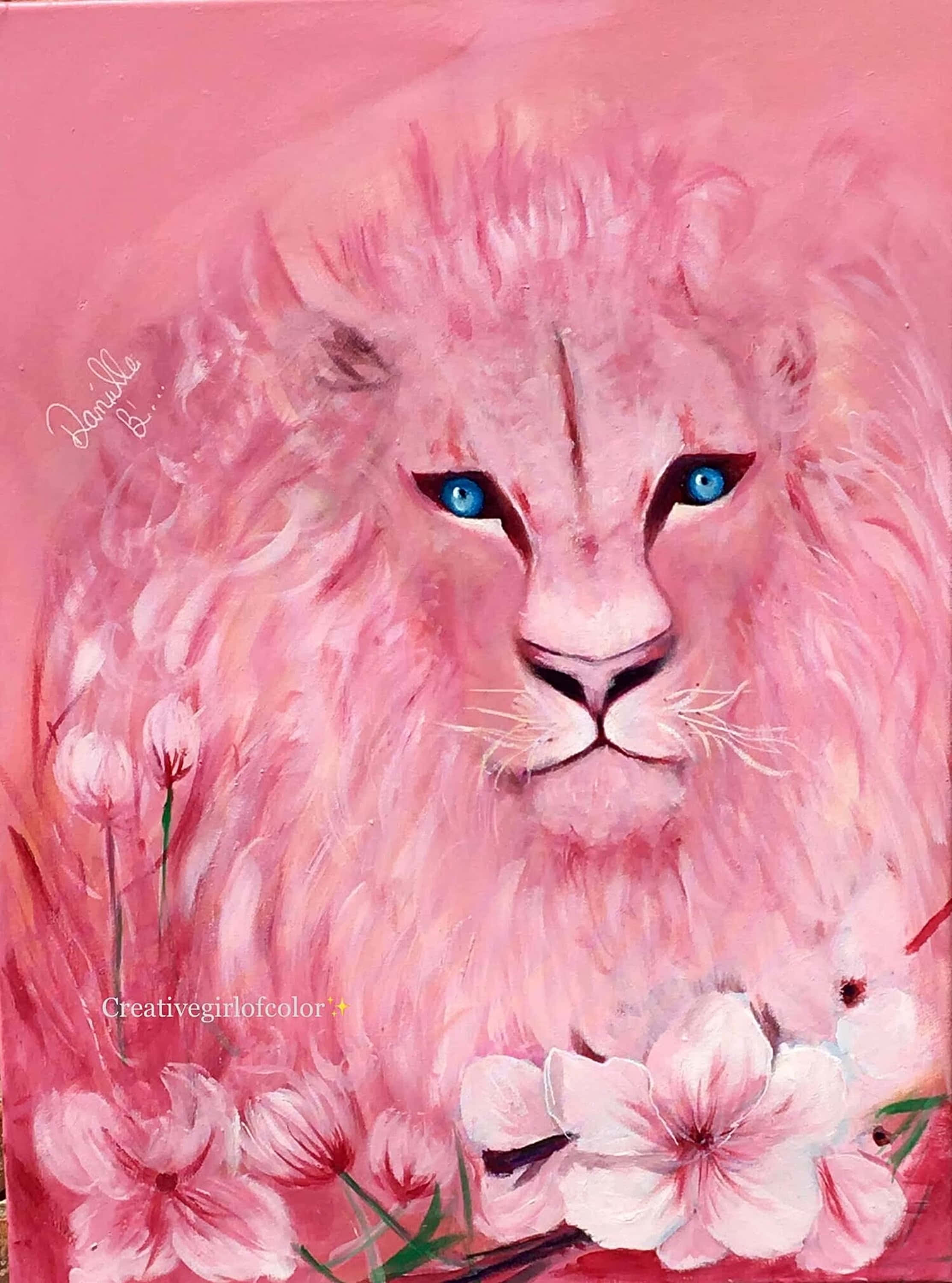 Lions 桌布 壁紙 — 一頭雄偉的獅子，擁有充滿活力的粉紅色皮毛和銳利的藍色眼睛，被夢幻水彩風格中柔和的粉紅色花朵包圍。