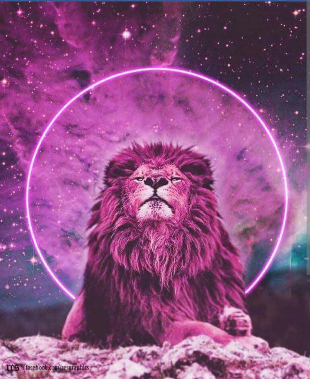 Lions 桌布 壁紙 — 一頭雄偉的獅子，擁有發光的紫色鬃毛，坐在岩石露頭上，下方是宇宙星雲，周圍環繞著霓虹環。