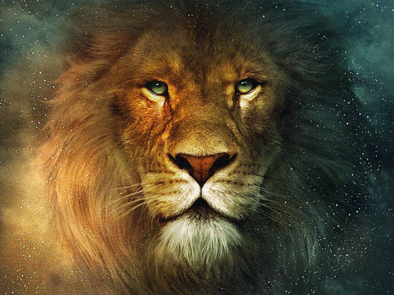 Leo 桌布 壁紙 — 一頭雄偉的獅子，擁有發光的綠色眼睛，在宇宙星空的背景下強烈凝視。