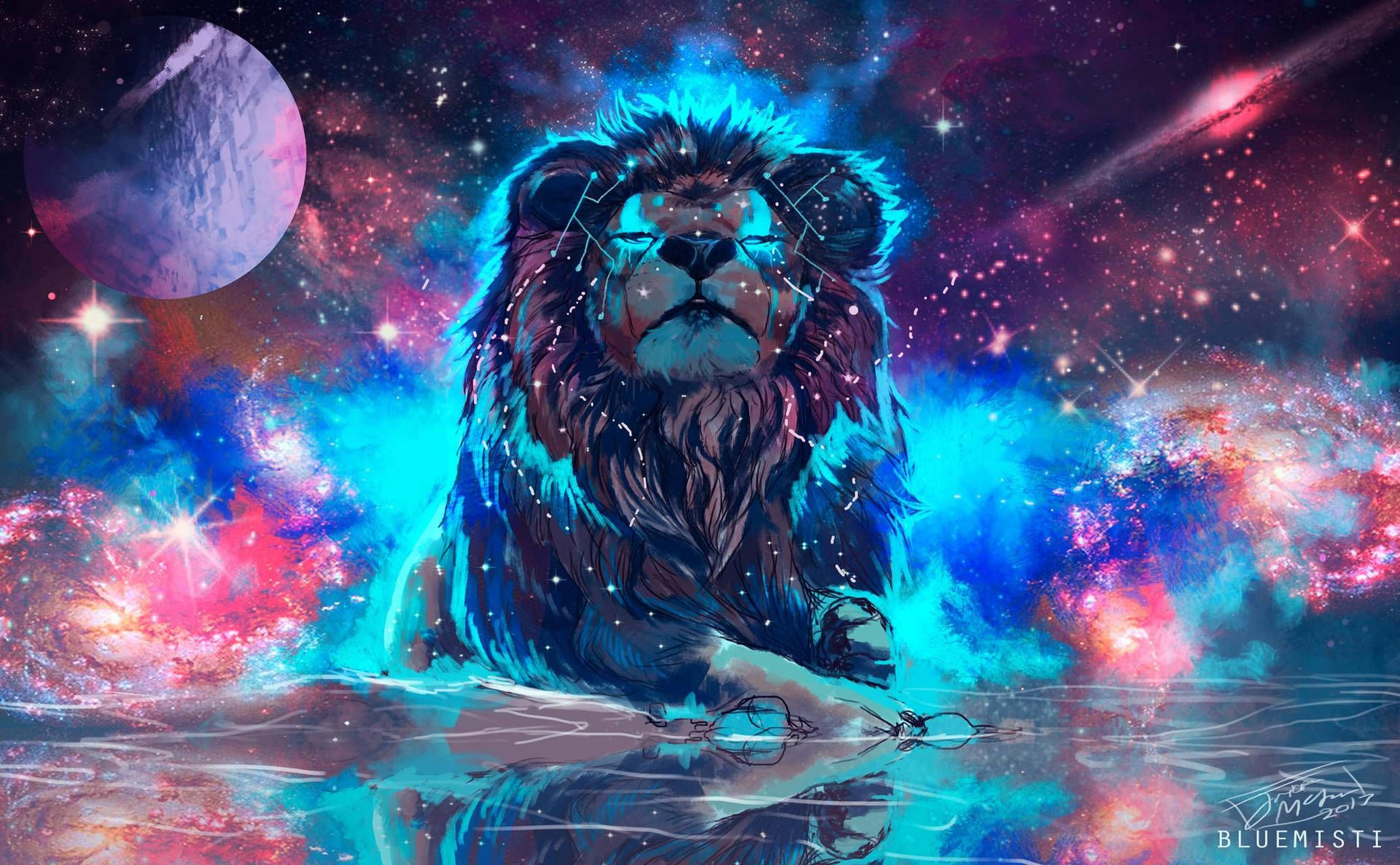 銀河 桌布 壁紙 — 一頭雄偉的獅子，擁有發光的藍色鬃毛，坐在宇宙水域中，上方是繁星點點的星雲和一顆紫色行星。