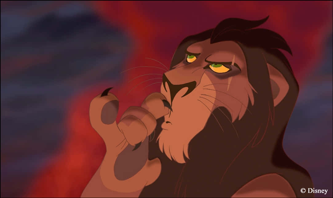 Lion King Scar 桌布 壁紙 — 一頭雄偉的獅子，眼睛發光，爪子抬起，在火紅和深藍色的天空下擺出戲劇性的姿勢。