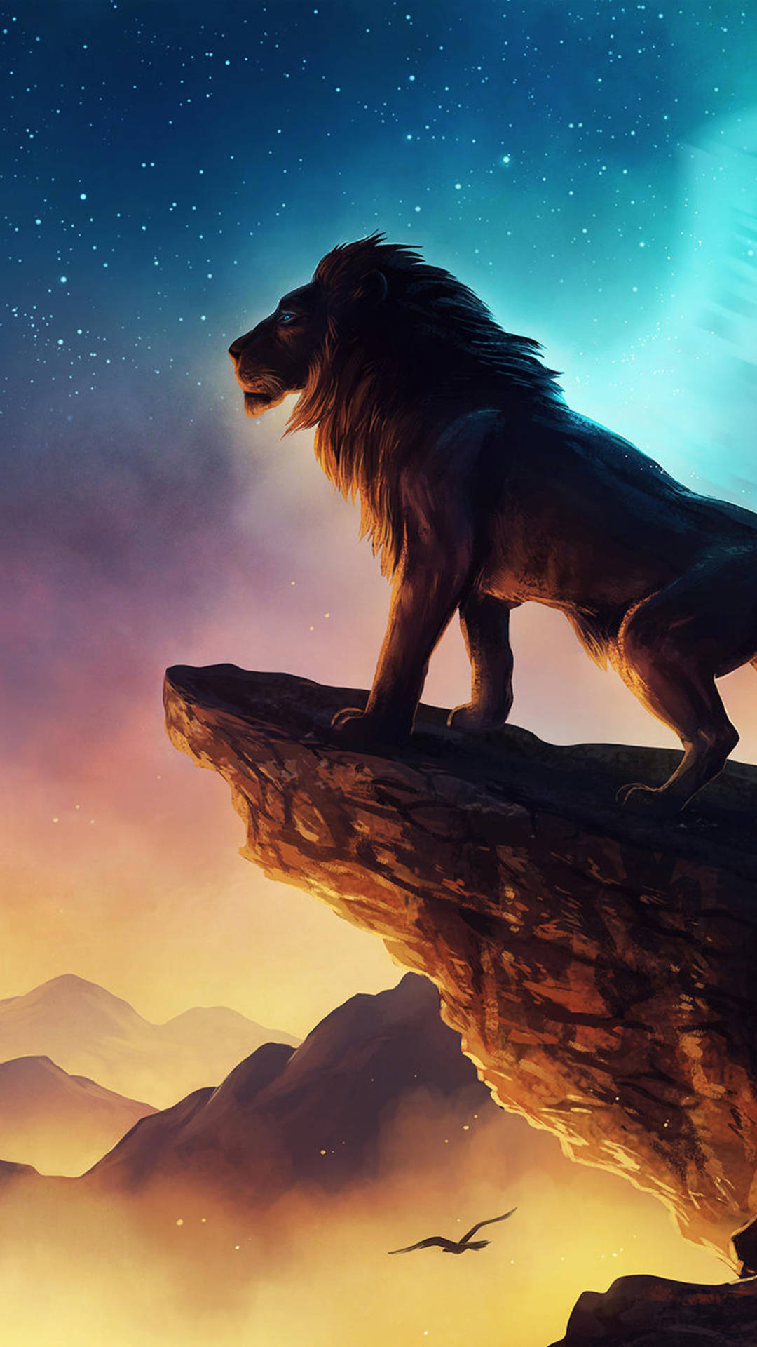 獅子王 桌布 壁紙 — 一頭雄偉的獅子站在懸崖頂上，下方是星光燦爛的暮色天空，有發光的星雲和遠處的山脈。