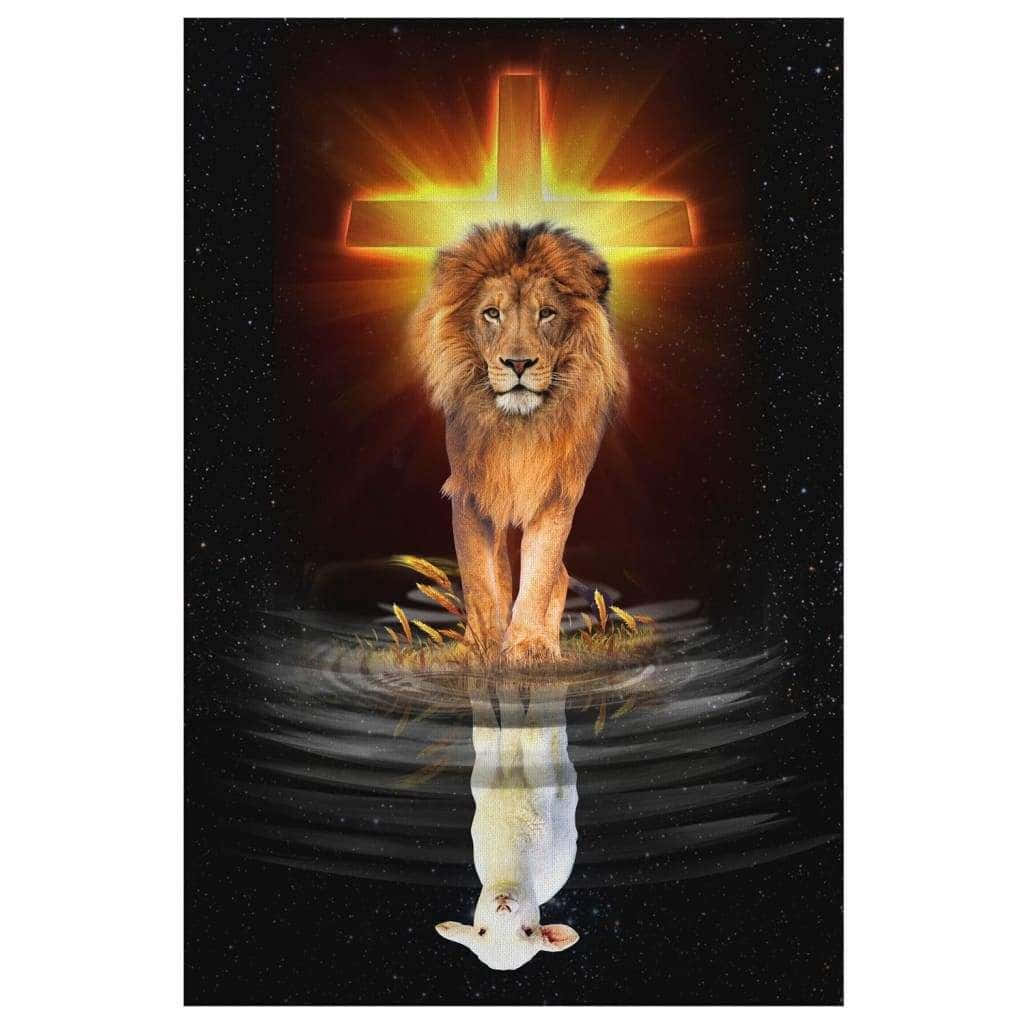 Lion Of Judah 桌布 壁紙 — 一頭雄偉的獅子站在水中，背後有一個發光的十字架，而它的倒影顯示水面下有一隻羔羊。
