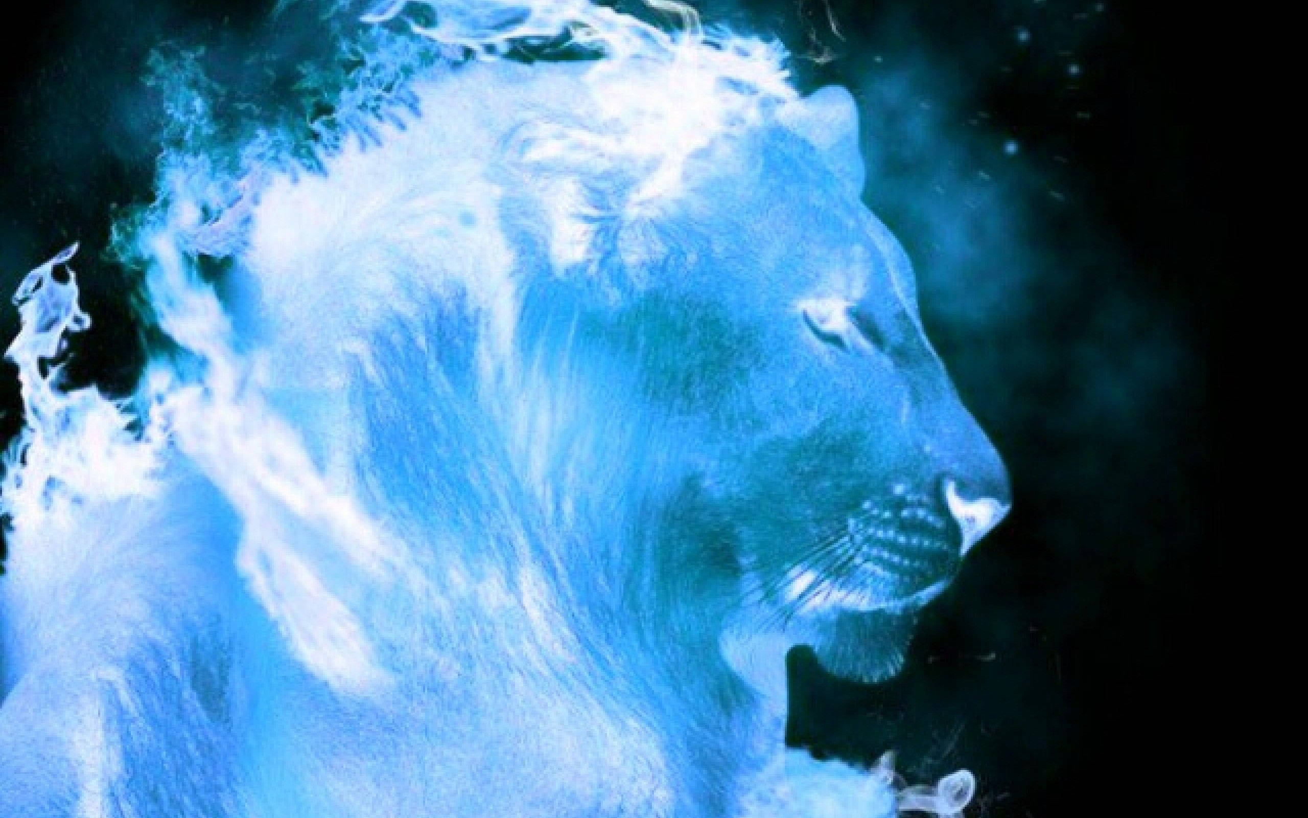 Lion Head 桌布 壁紙 — 一頭雄偉的獅子頭在黑暗煙霧背景中散發著空靈的藍色能量。