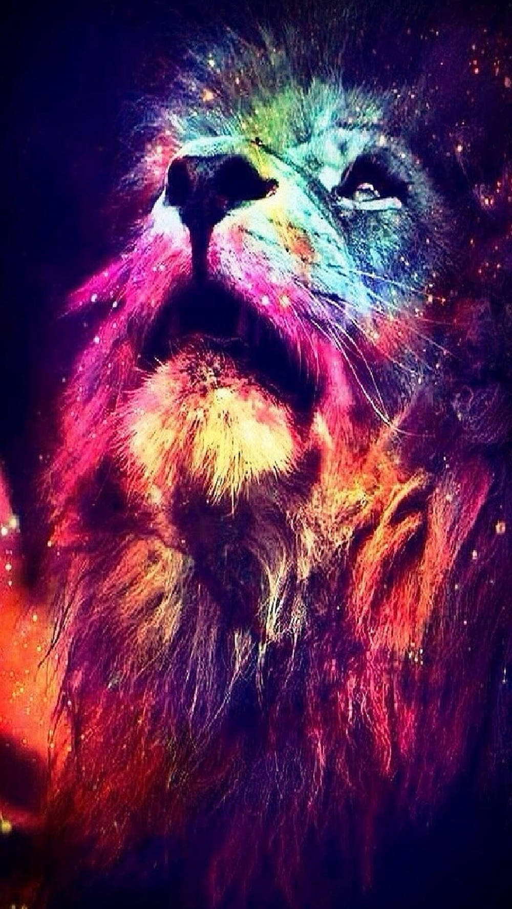 獅子 桌布 壁紙 — 一頭雄偉的獅子頭部向上咆哮，背景是宇宙星雲，帶有鮮豔的漩渦色彩和發光粒子。