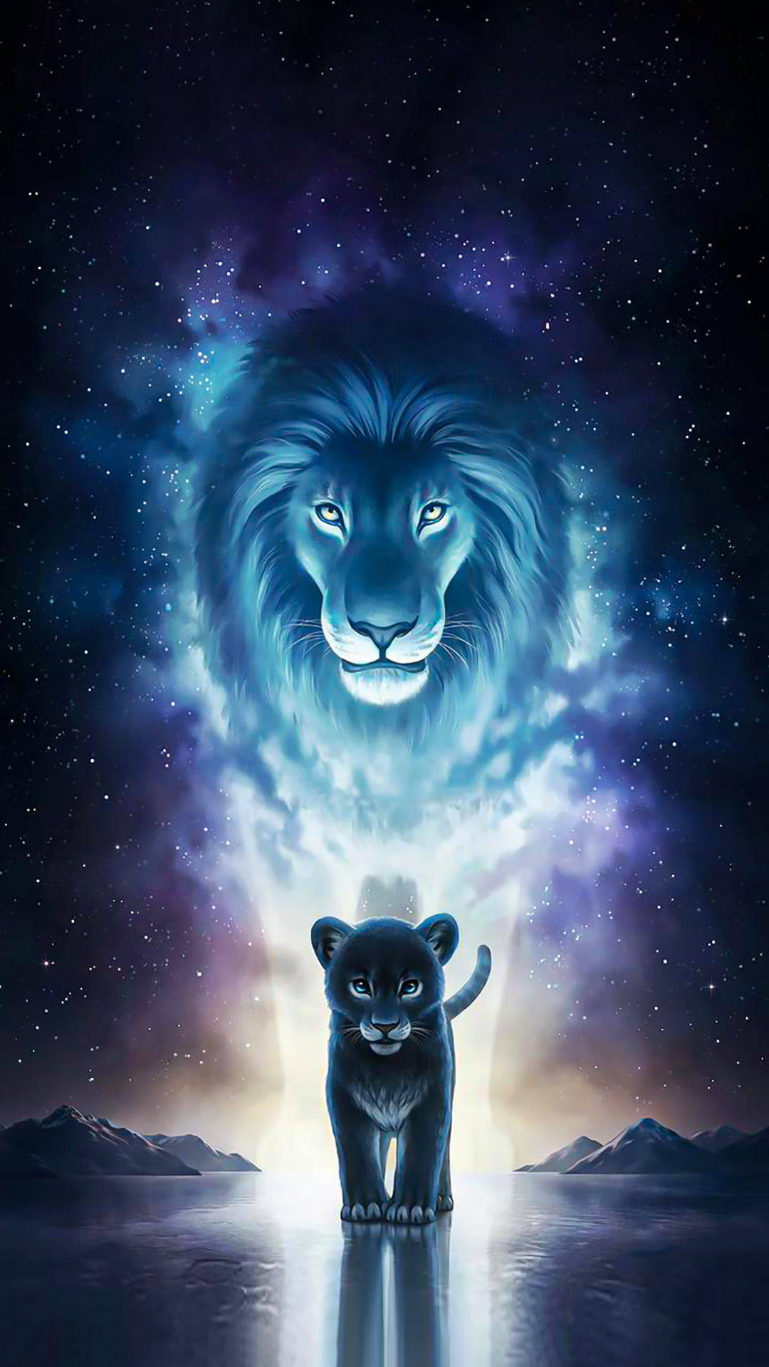 Lion Head 桌布 壁紙 — 一頭雄偉的發光藍色獅子靈體從宇宙星雲中出現，懸浮在一隻站在山脈附近反射水面上的小黑豹上方。