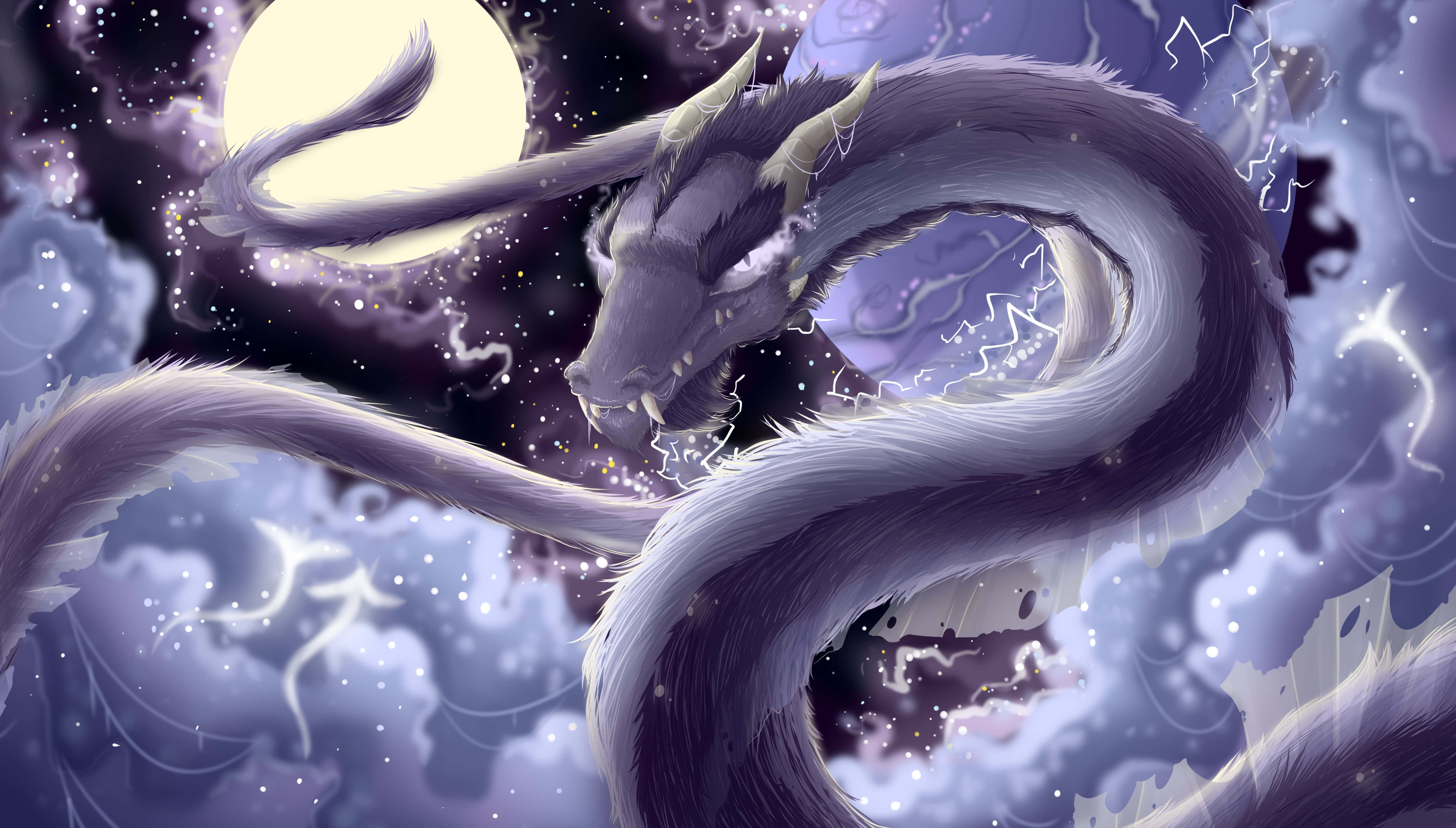 Mythical Dragon 桌布 壁紙 — 一頭雄偉的紫色巨龍在神秘夜空中的暴風雲層中蜿蜒，下方是一輪發光的月亮。