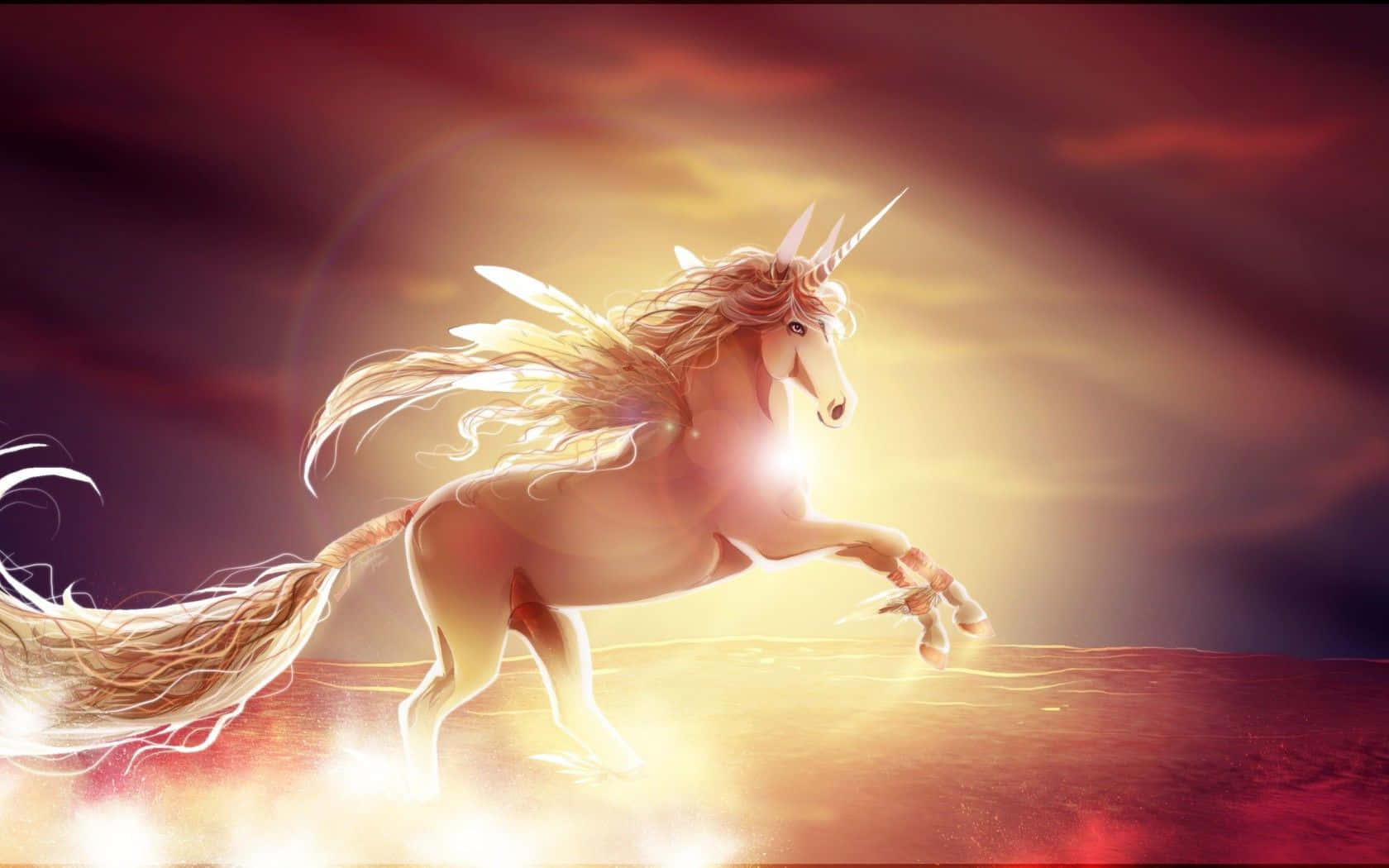 3d Unicorn 桌布 壁紙 — 一頭雄偉的金色獨角獸在熾熱的日落天空下，奔馳過發光的田野，留下耀眼的光跡。